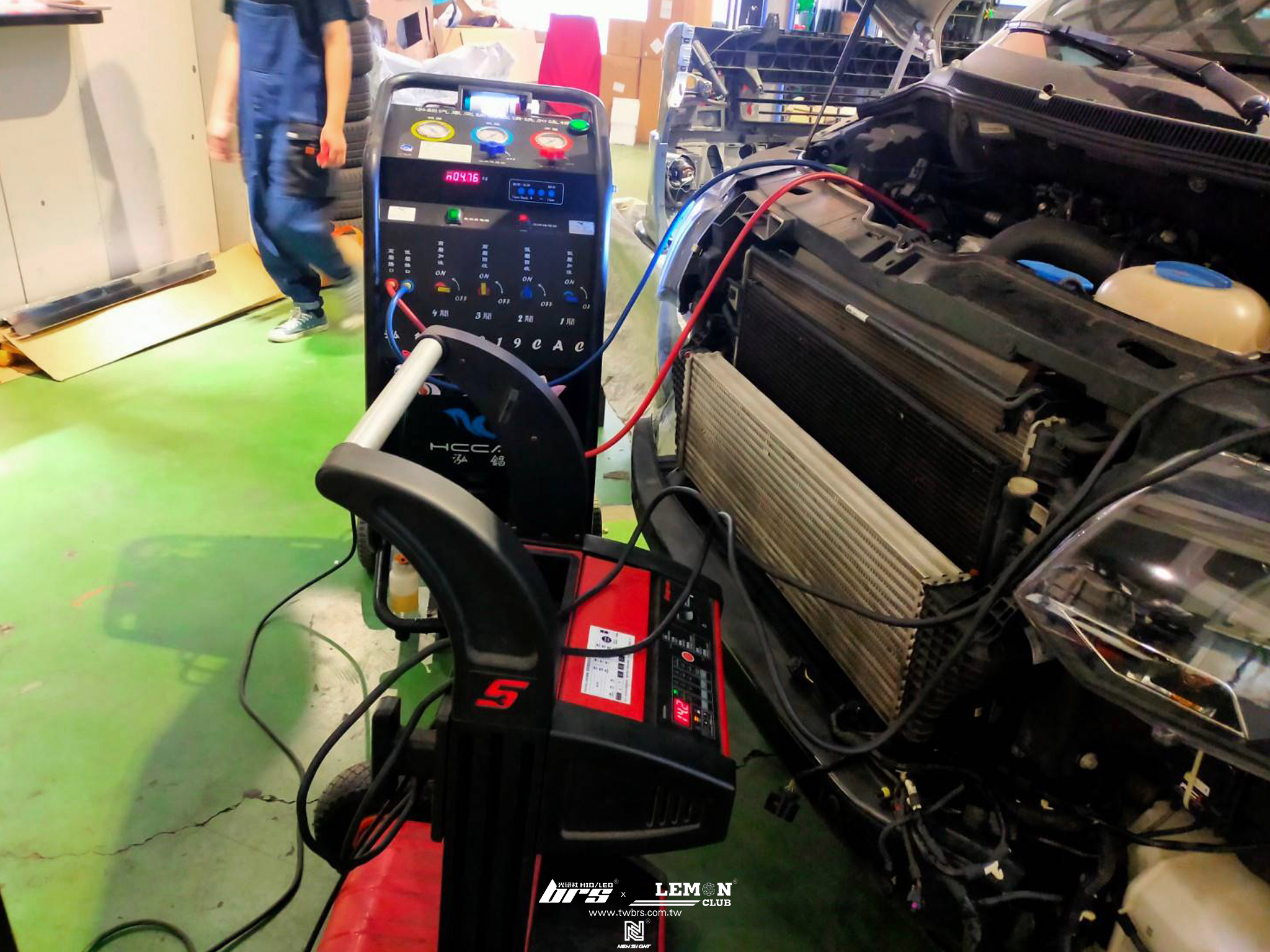 Volkswagen T5 加州號 保養(壓縮機更換+冷排散熱片更換)+冷氣循環清洗+冷凍油更換