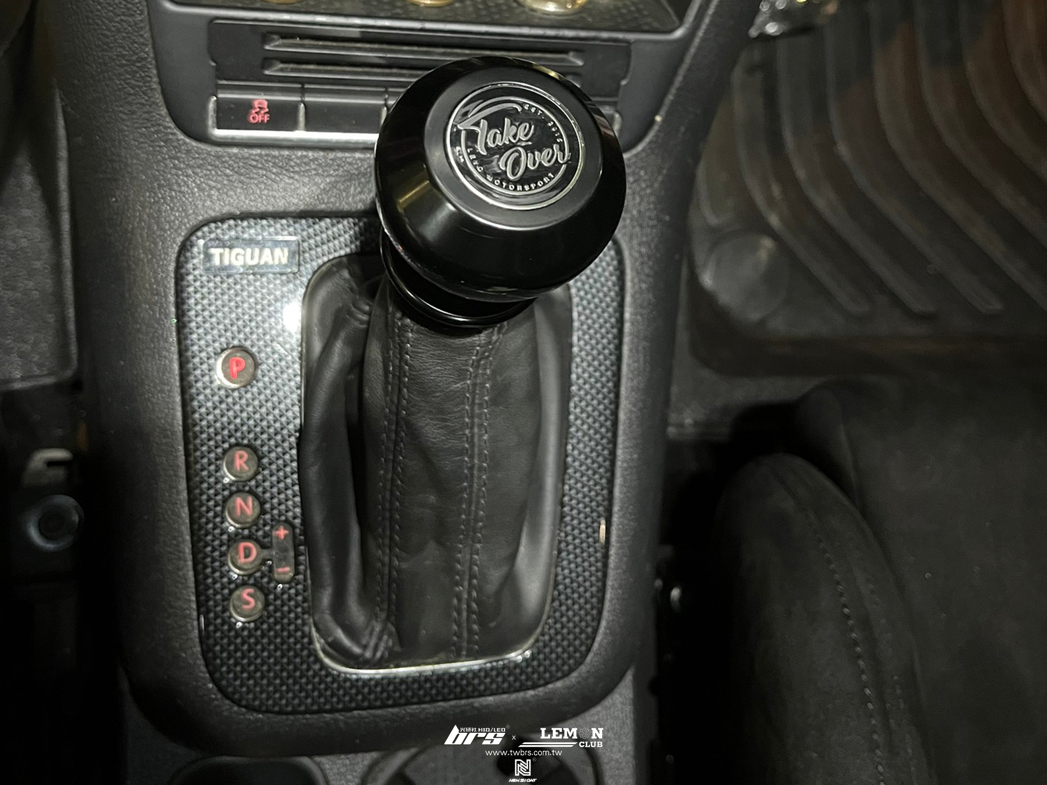 Volkswagen New Tiguan 安裝 Leyo鋁製DSG換檔頭(亮黑)