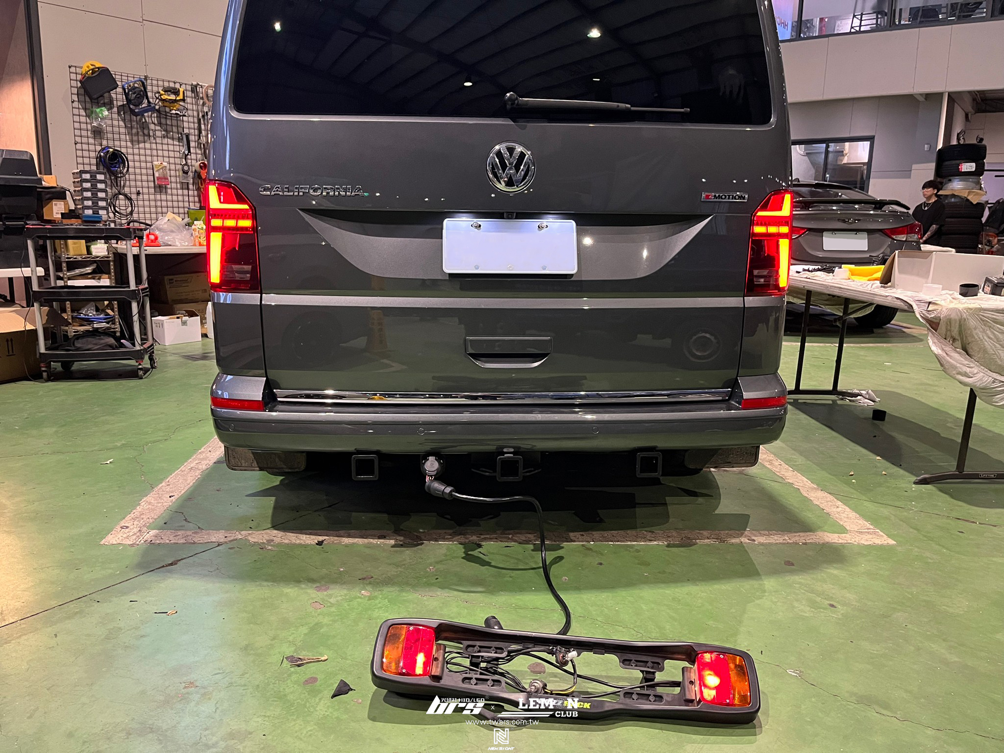 Volkswagen T6.1 安裝 美式三孔拖車勾(載重加強版)+原廠拖車勾線組