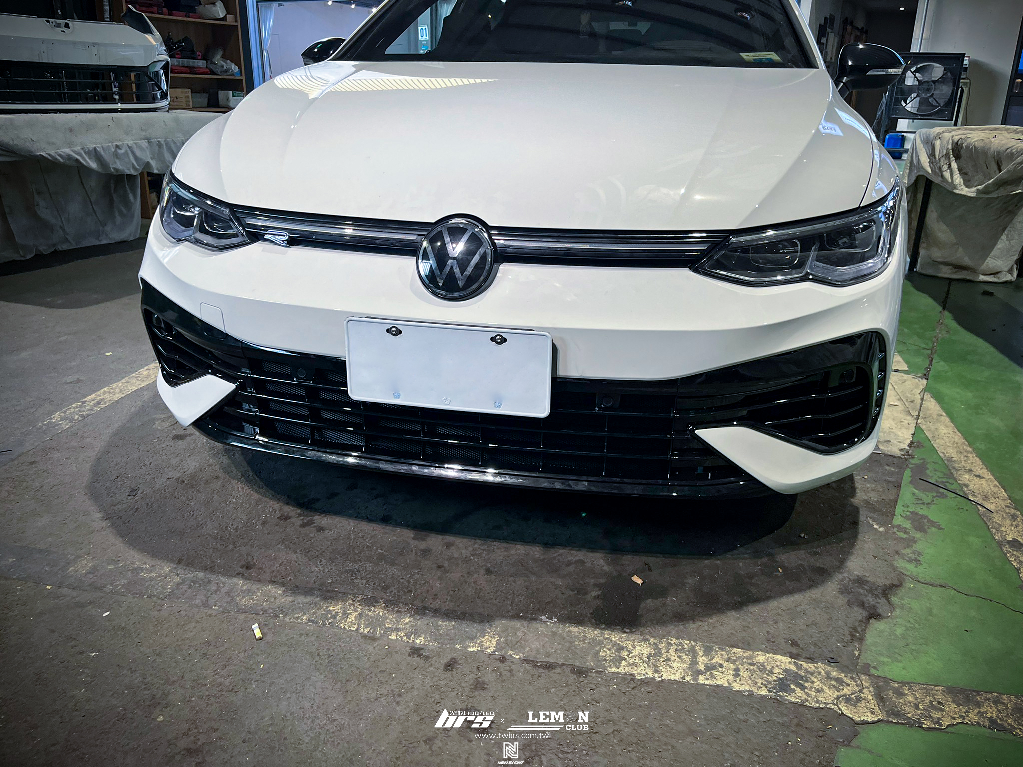 Volkswagen Golf 8 安裝 8改8R前保桿+引擎蓋油壓撐桿+保桿防跳石網