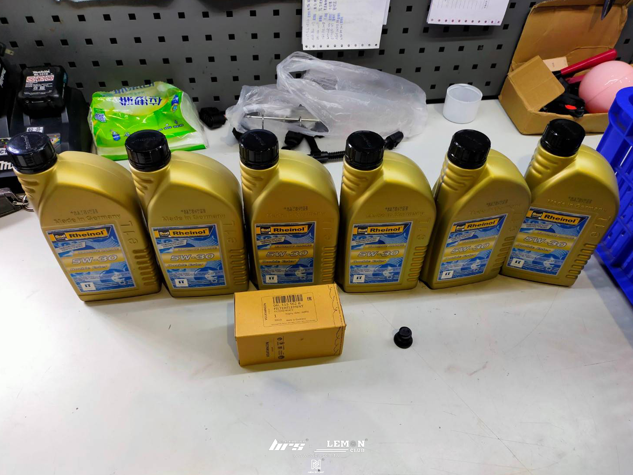Skoda Superb 保養(Rheinol萊茵機油5W30+原廠機油芯+原廠洩油螺絲+原廠洩油螺絲墊片)