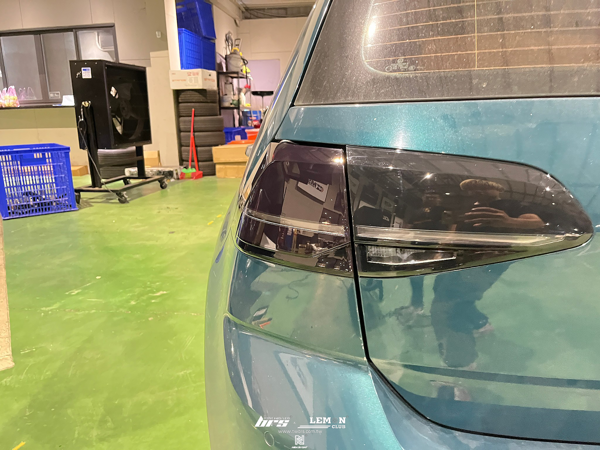 Volkswagen Golf 7.5 安裝 7.5R前保桿(FP-VW-009)+銀線魚眼大燈總成+HIGHLIGHT SS款(高階款) 6500K LED+燻黑款流水LED尾燈