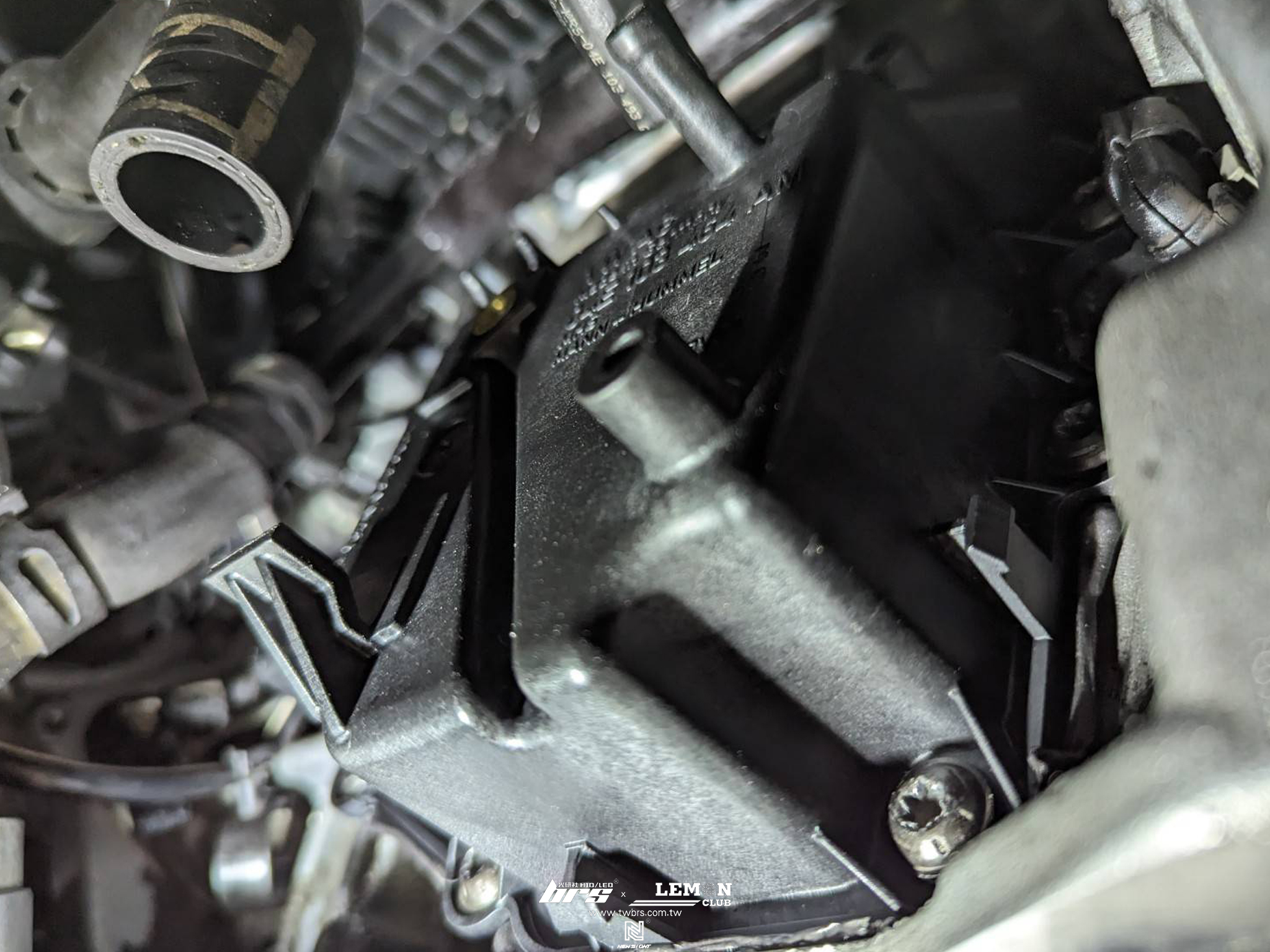 Volkswagen Golf 7.5 保養(MOTUL機油5W30+原廠機油芯+原廠洩油螺絲+墊片+原廠火星塞+DOT4號煞車油+原廠外皮帶+空氣濾芯清潔+PVC油氣分離器)