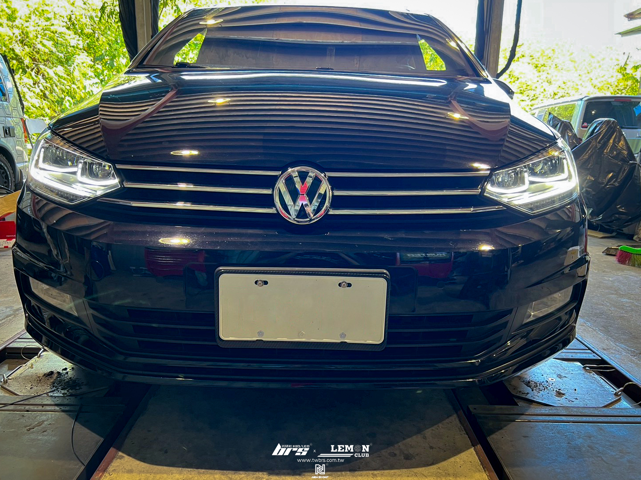 Volkswagen Touran 安裝 副廠雙U魚眼流水大燈總成