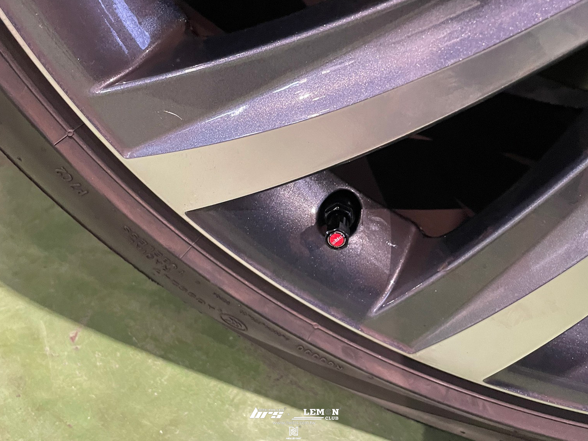 Skoda Octavia MK4 安裝 原廠直接式胎壓(二代胎壓)+ORO金屬氣嘴(黑色)+腳窩燈