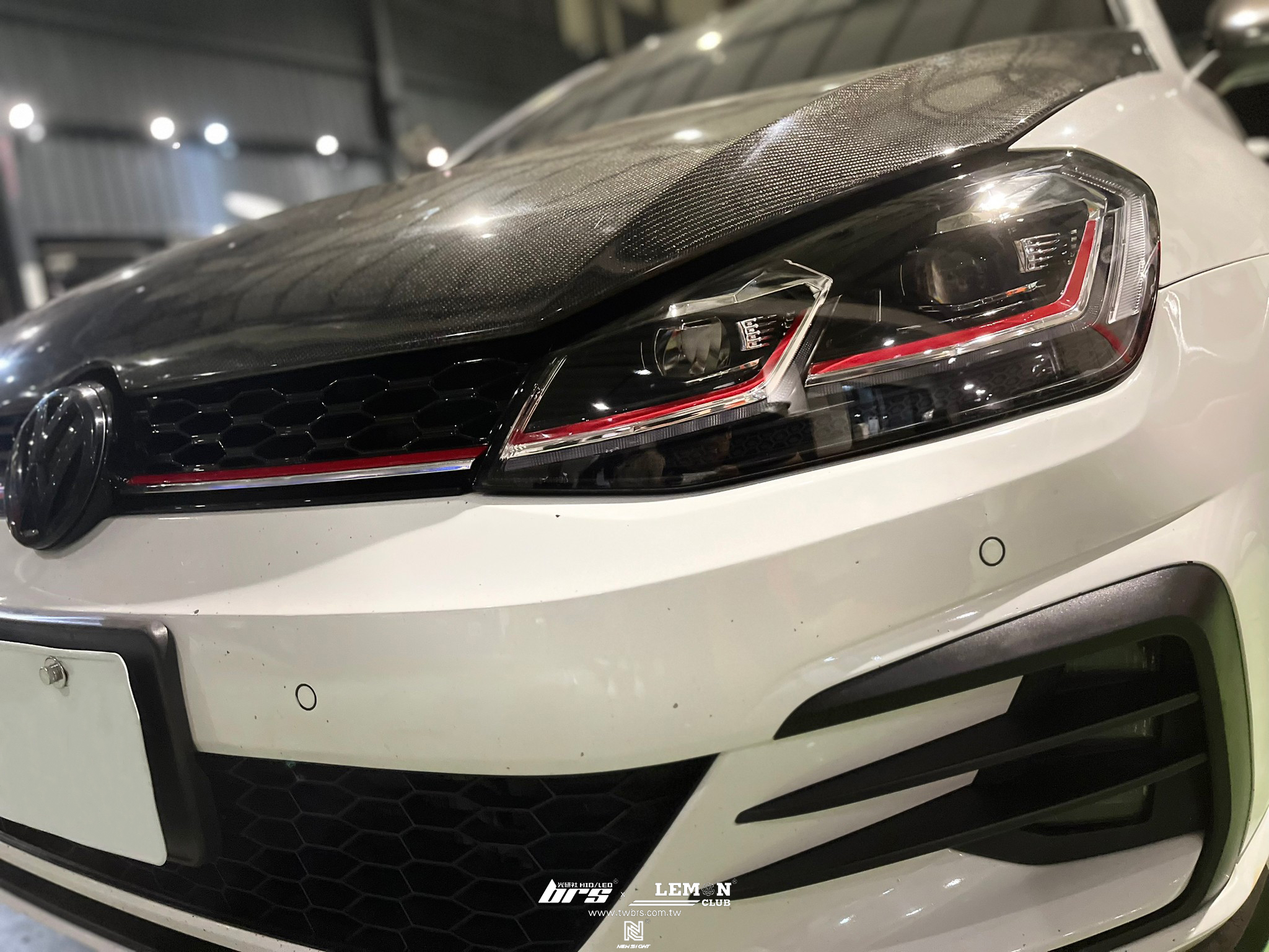 Volkswagen Golf 7 GTI 安裝 7改7.5紅線魚眼大燈總成+D2H 高階款 LED燈泡+Leyo後雨刷移除塞