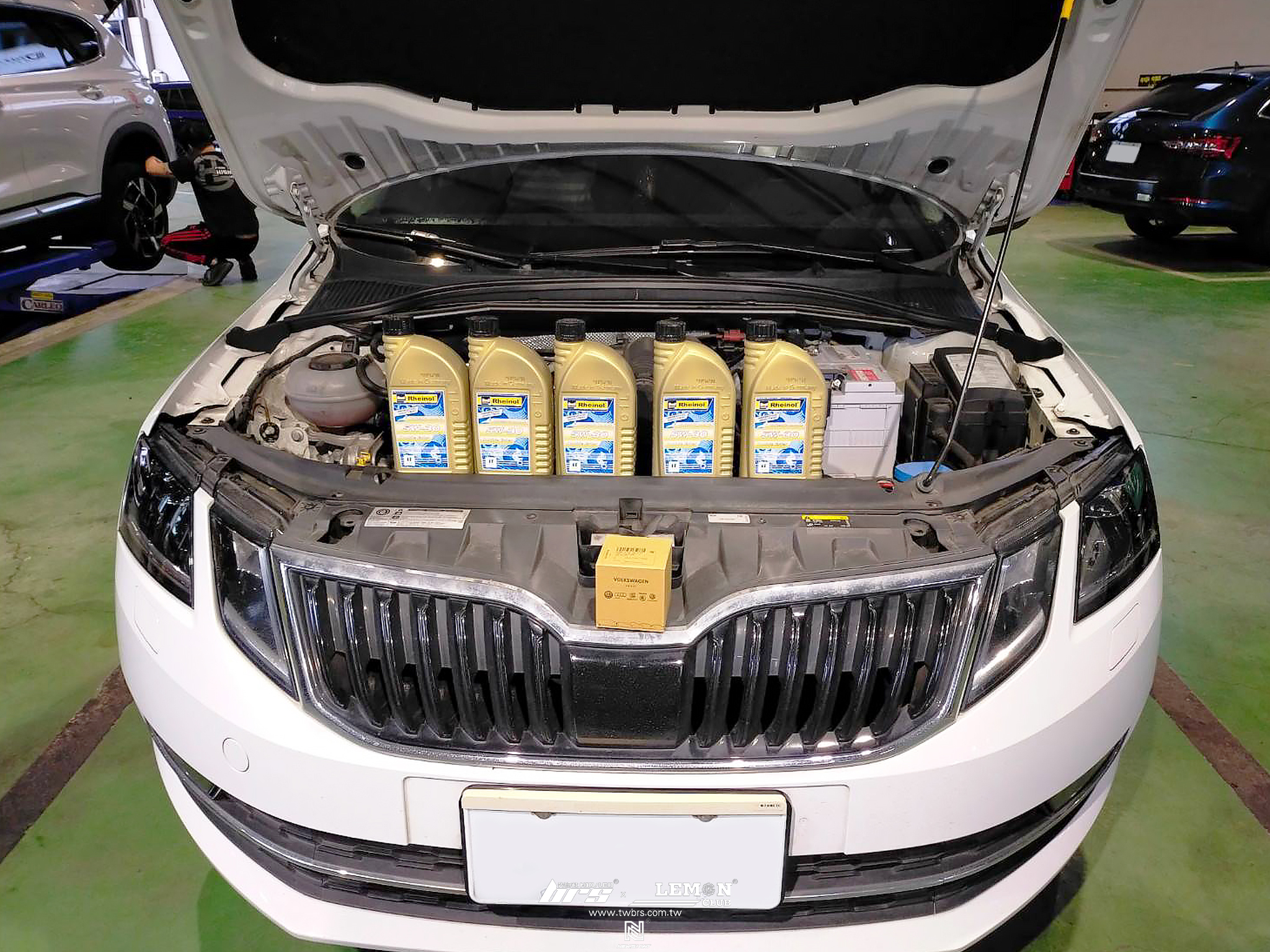 Skoda Octavia 大保養(萊茵機油5W30+原廠機油芯+原廠火星塞+原廠進氣濾芯+外皮帶更換+原廠變速箱油+閥體油+杏合醫療級MQB冷氣空調濾芯)+冷氣清洗+蒸發器清洗+節氣門清洗