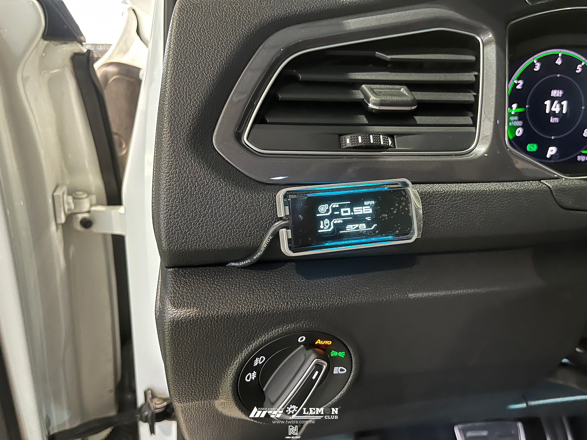 Volkswagen T-ROC 安裝 Shadow多功能顯示器+類MAX後下擾流+Highlight SS款(高階款) 6500K LED(霧燈)