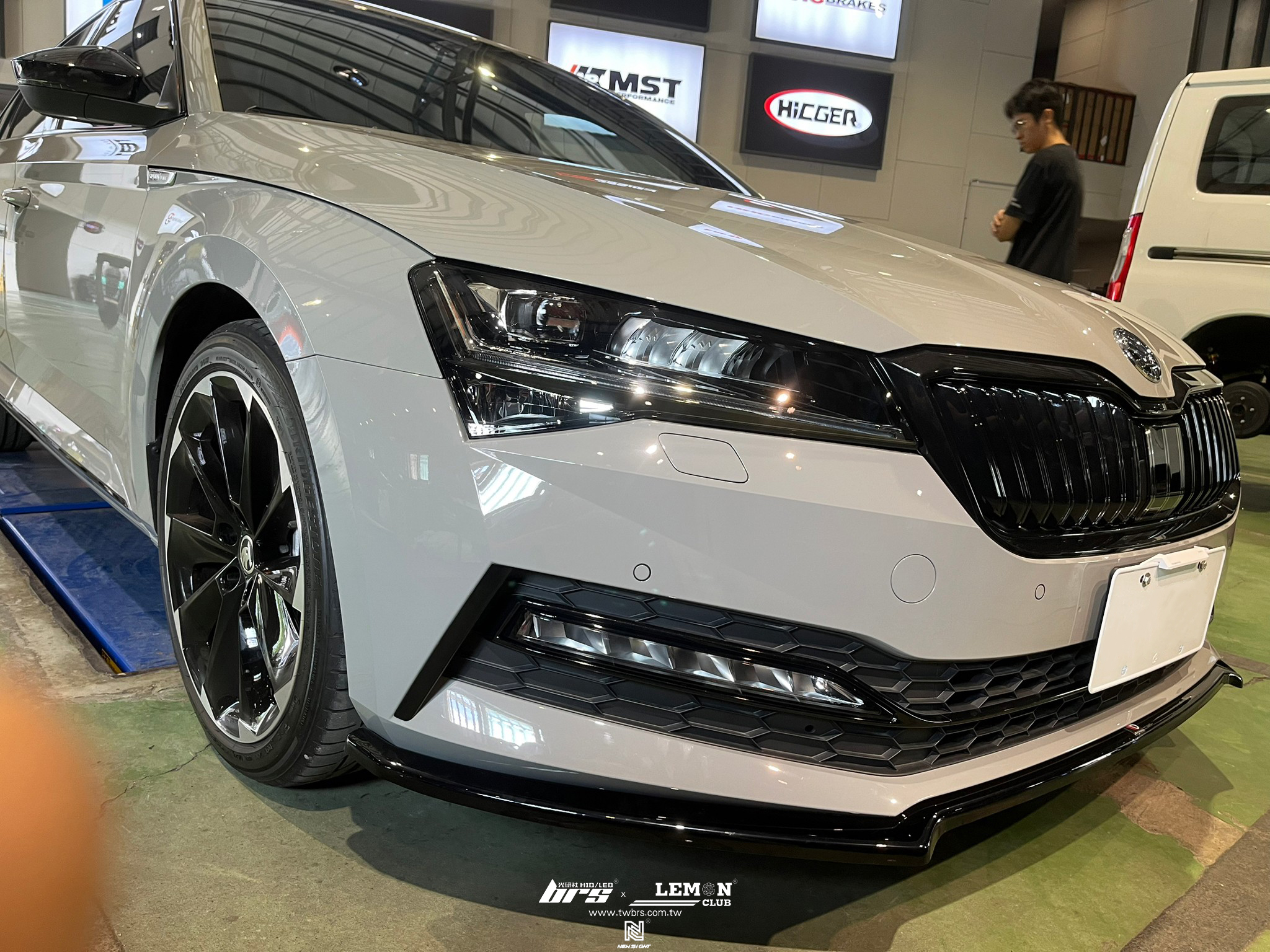 Skoda Superb 安裝 MAXTON 前下巴