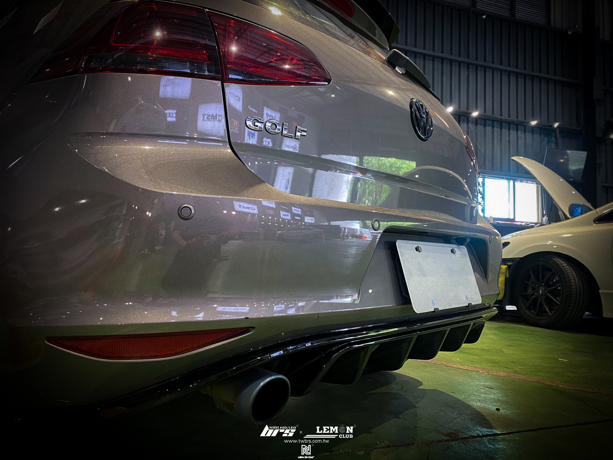 Volkswagen Golf 7 安裝 類TCR雙出後下擾流