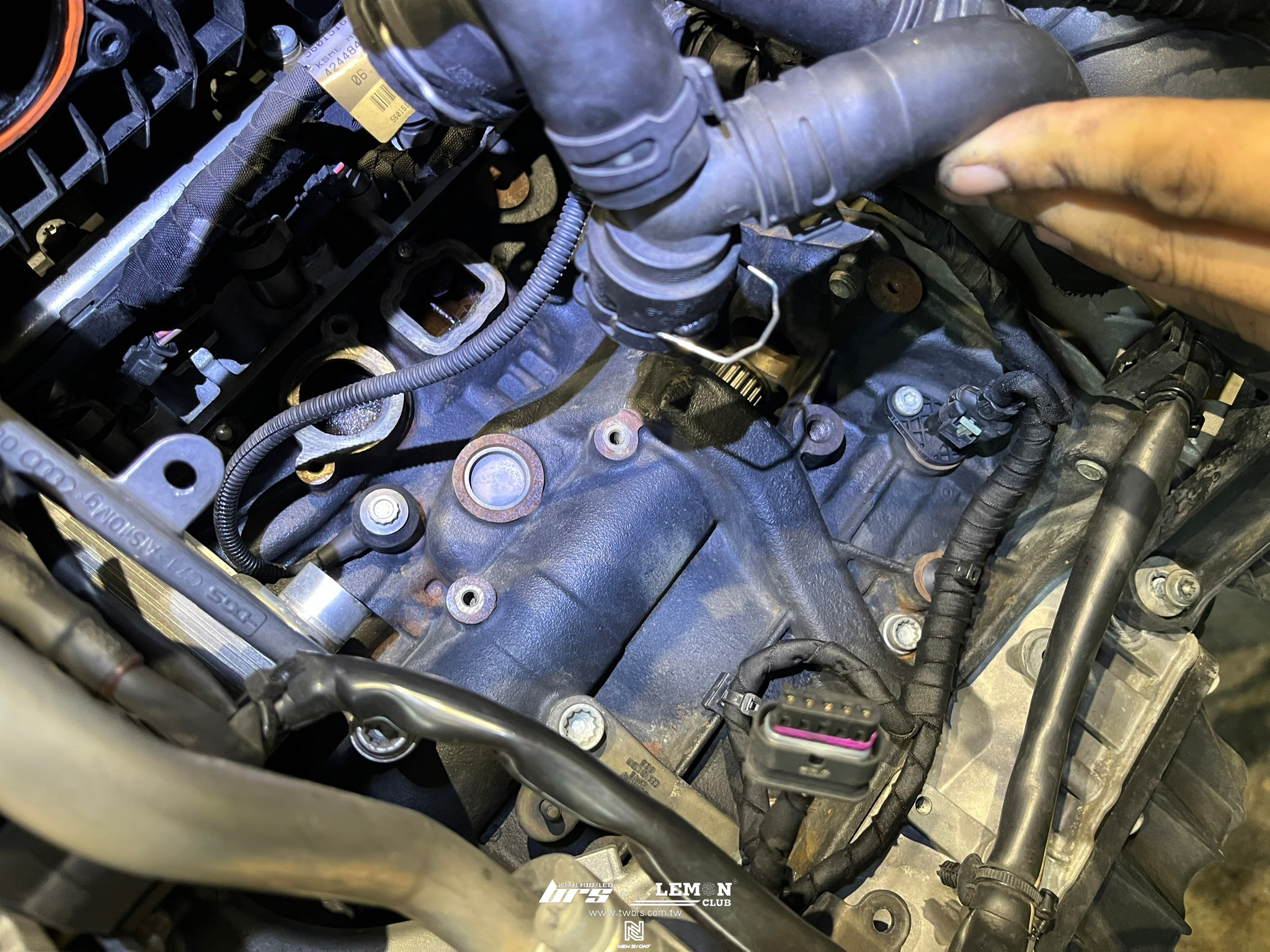 Volkswagen Golf 7 GTI 保養 水泵浦更換+皮帶更換+節溫器更換+接管更換+墊圈更換+原廠G12水箱精更換+原廠保桿內支架