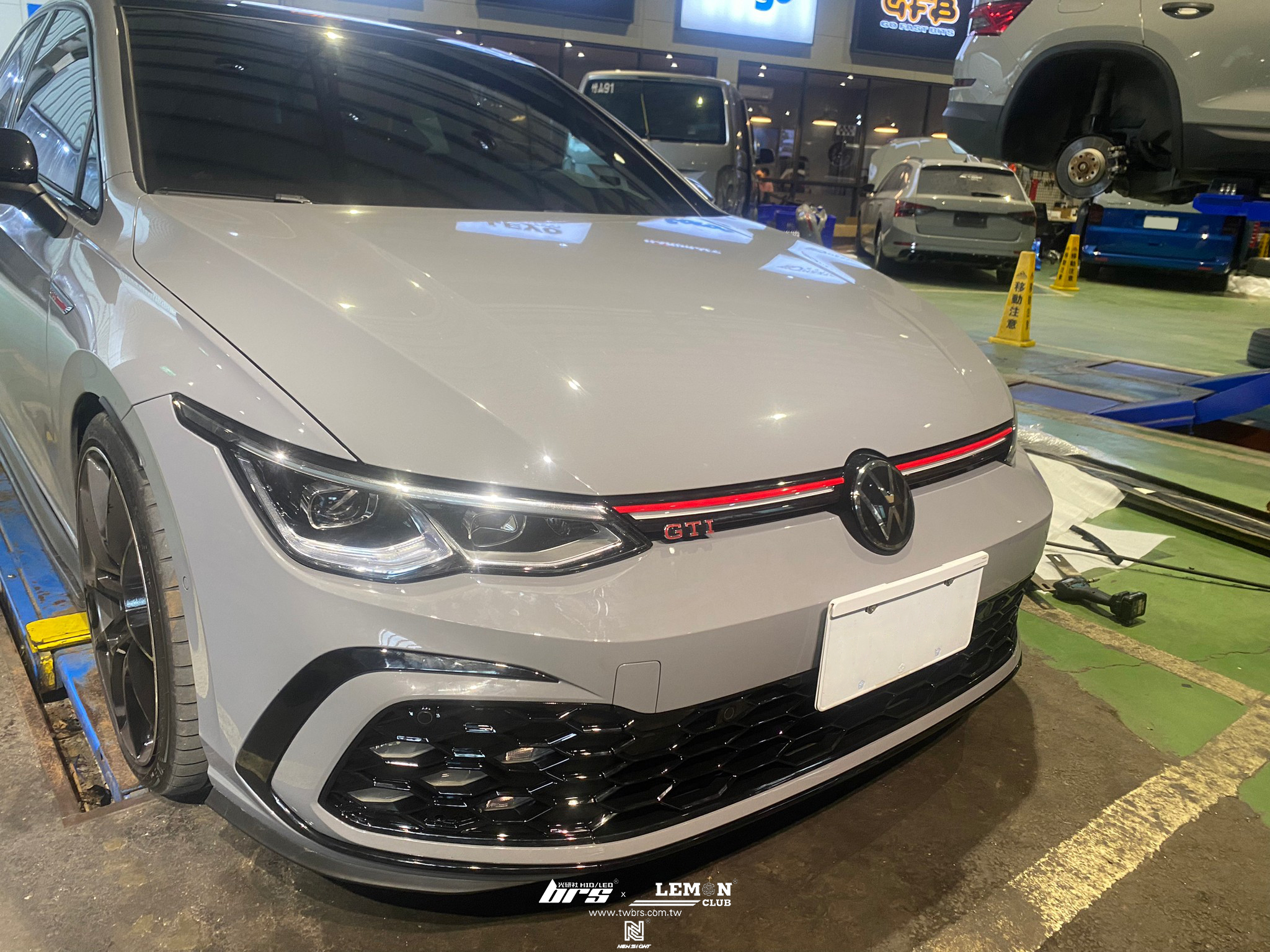 Volkswagen Golf 8 GTI 安裝 前保夜色套件