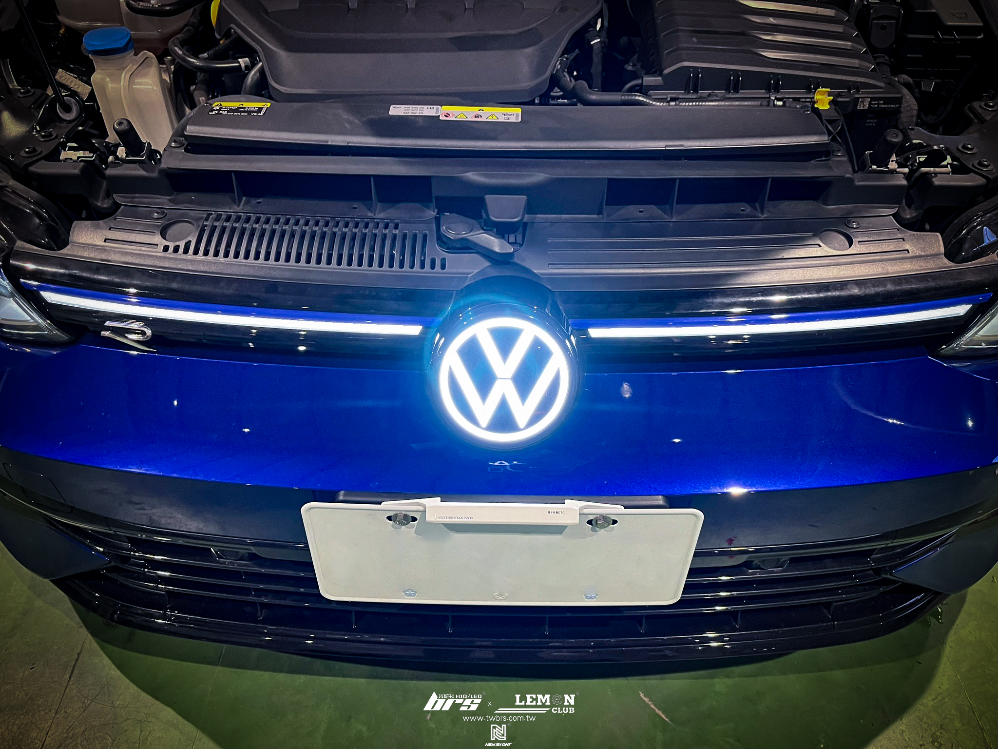 Volkswagen Golf 8 安裝 發光廠徽