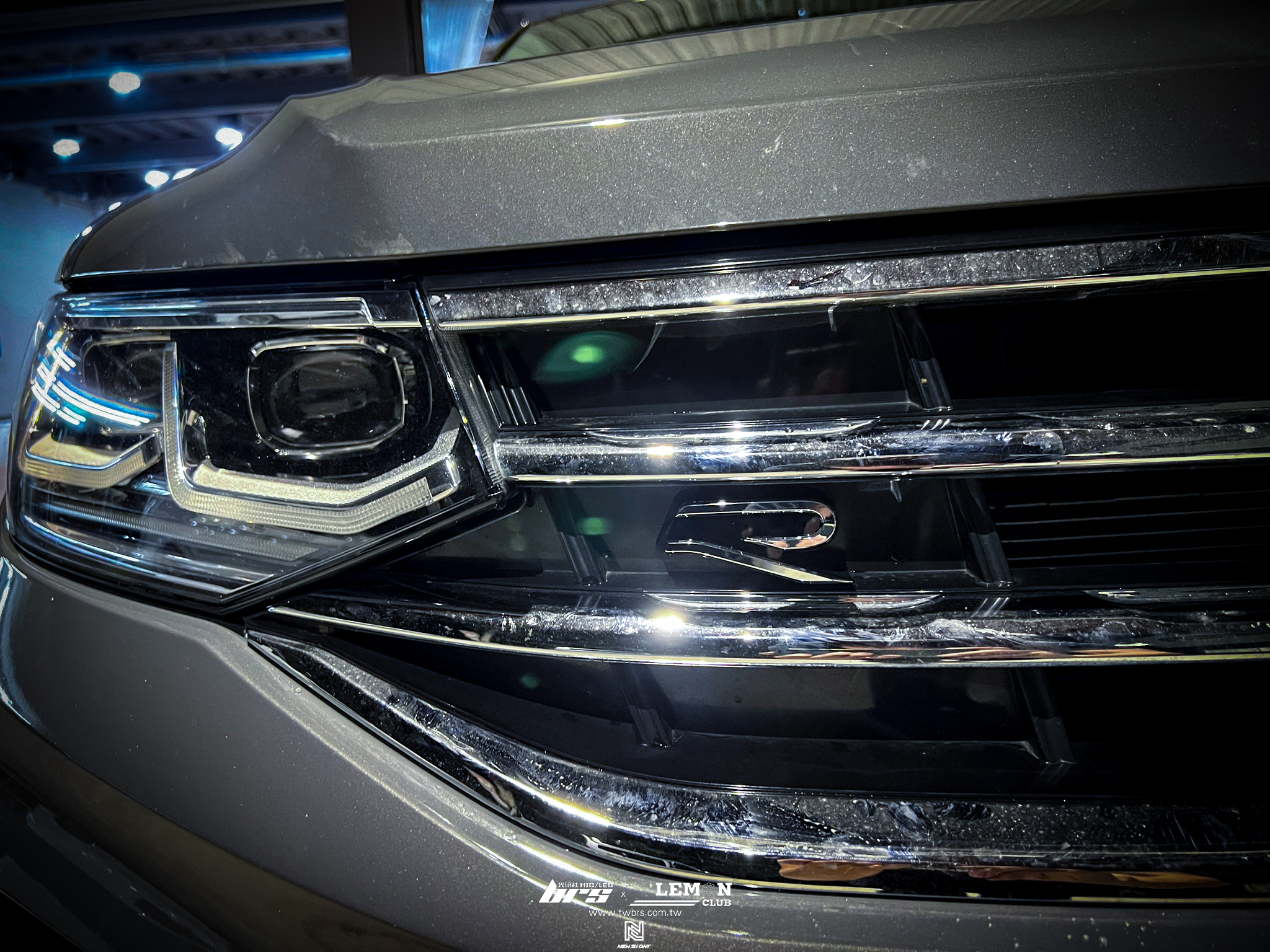 Volkswagen New Tiguan 安裝 MQB鋁合金踏板(三件式)+原廠專用21年式水箱罩R標