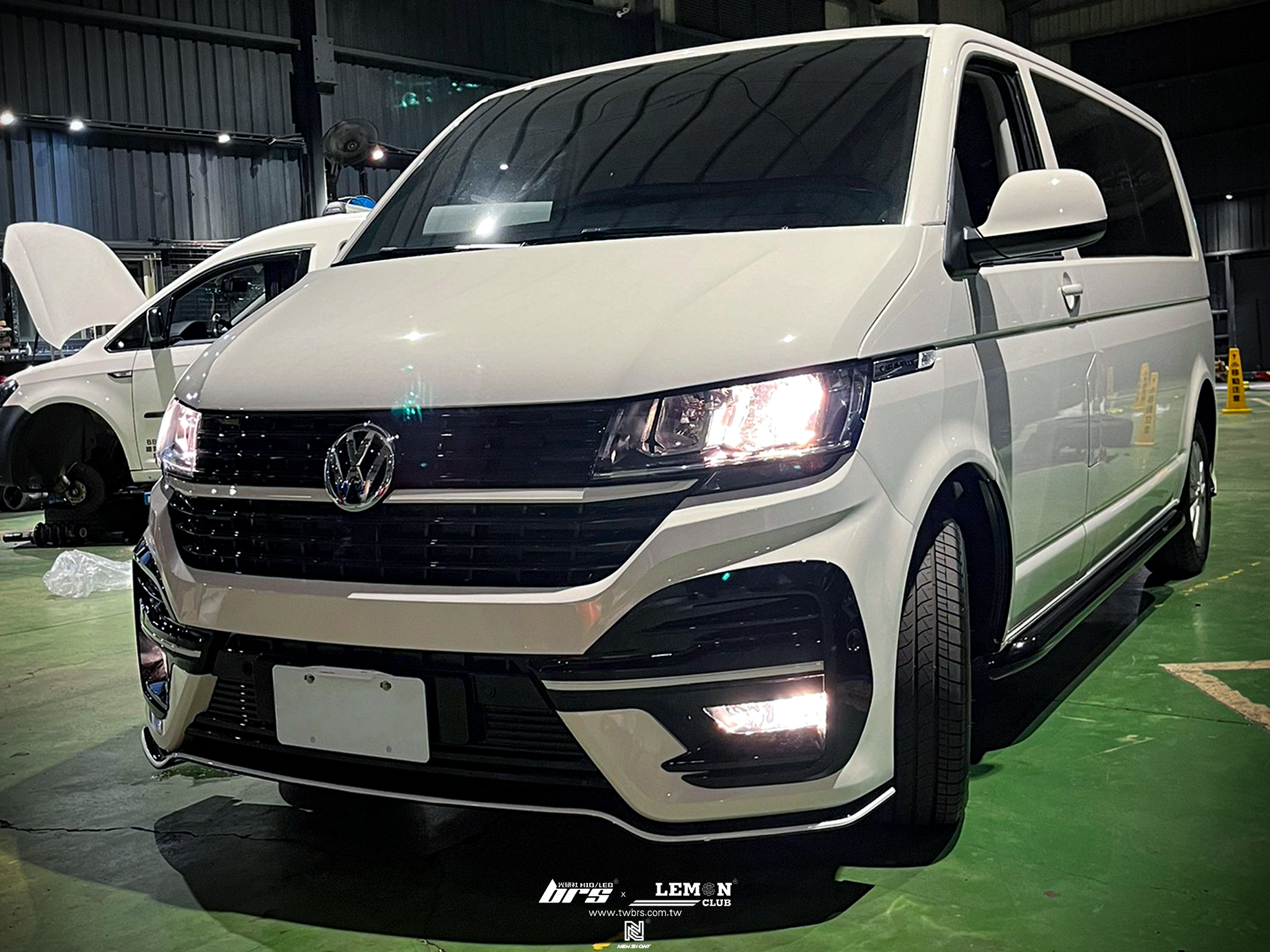 Volkswagen T6.1 安裝 LV-R前保桿+LV-R後保桿+亮黑水箱罩+原廠霧燈總成+怠速熄火啟停自動關閉器+圓形側邊防撞桿-長軸