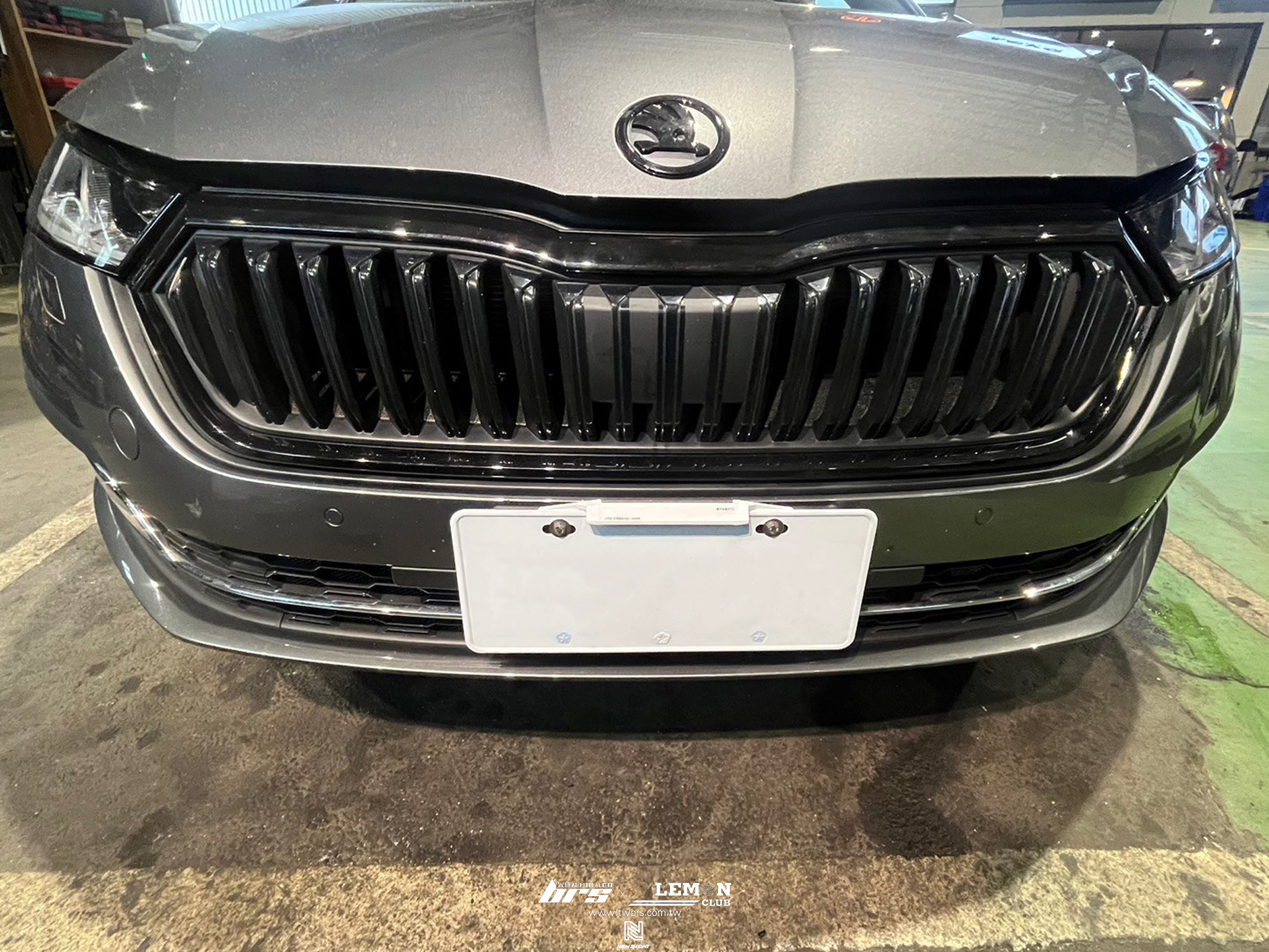 Skoda Octavia 安裝 保桿防跳石網+亮黑水箱罩框