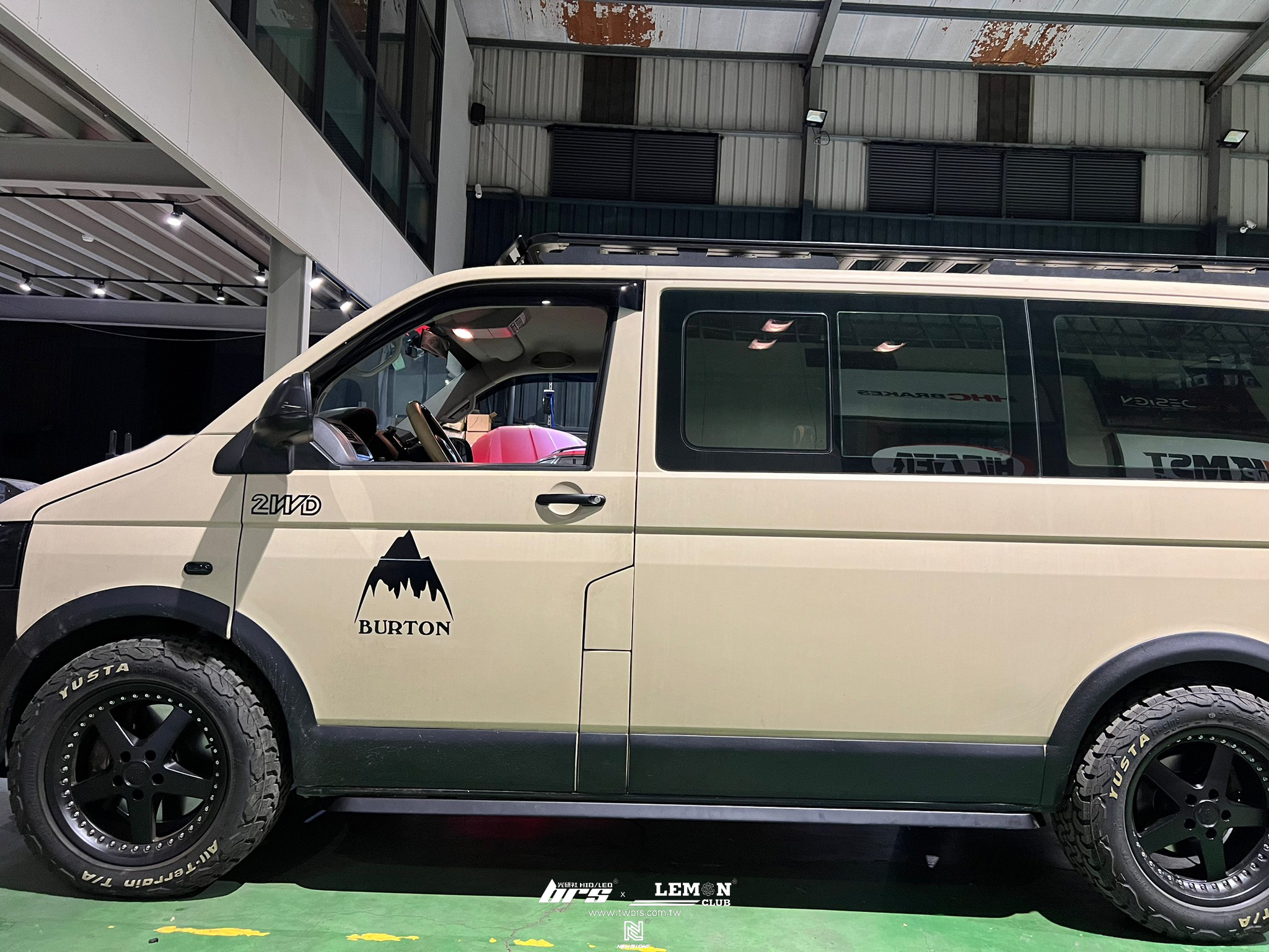 Volkswagen T5 安裝 英國風梯形側邊防撞桿+魚眼大燈總成