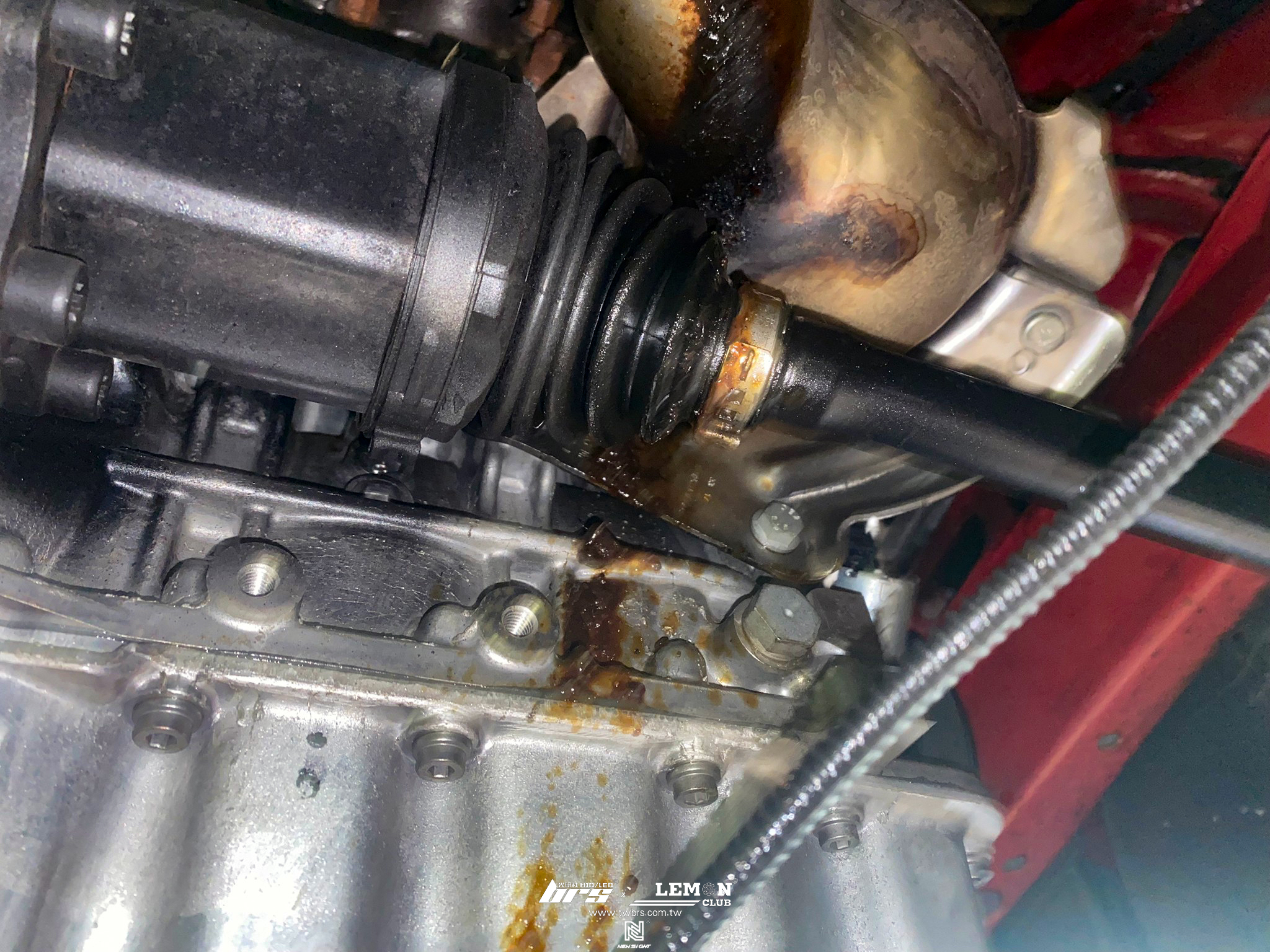 Skoda Fabia 保養(德國Rheinol萊茵機油0W20+原廠機油芯+原廠變速箱油+原廠閥體油+外皮帶更換+外皮帶張緊惰輪更換+左傳動軸防塵套整理+機油油位傳感器墊圈更換)