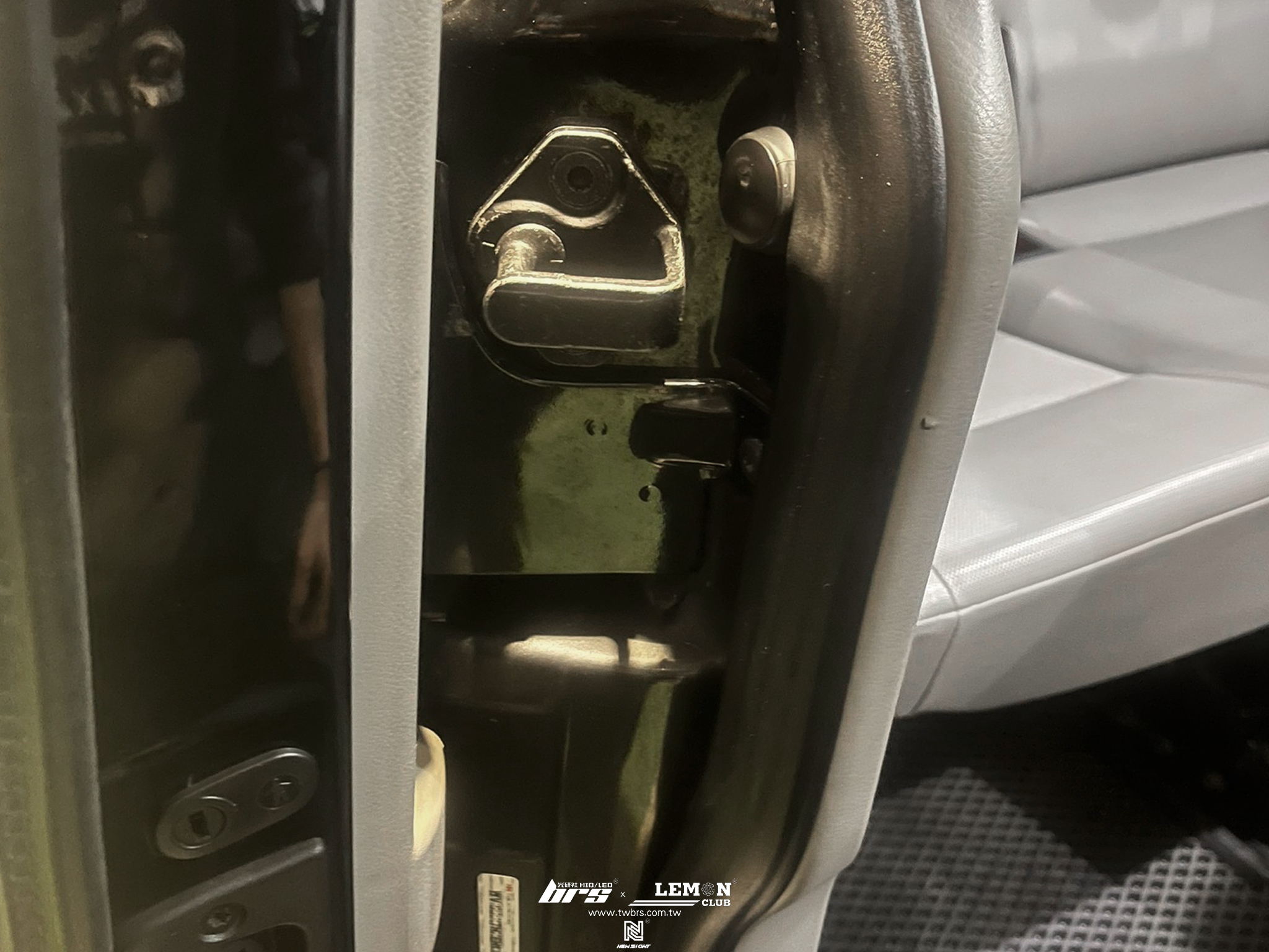 Volkswagen T5 安裝 電吸中門套件