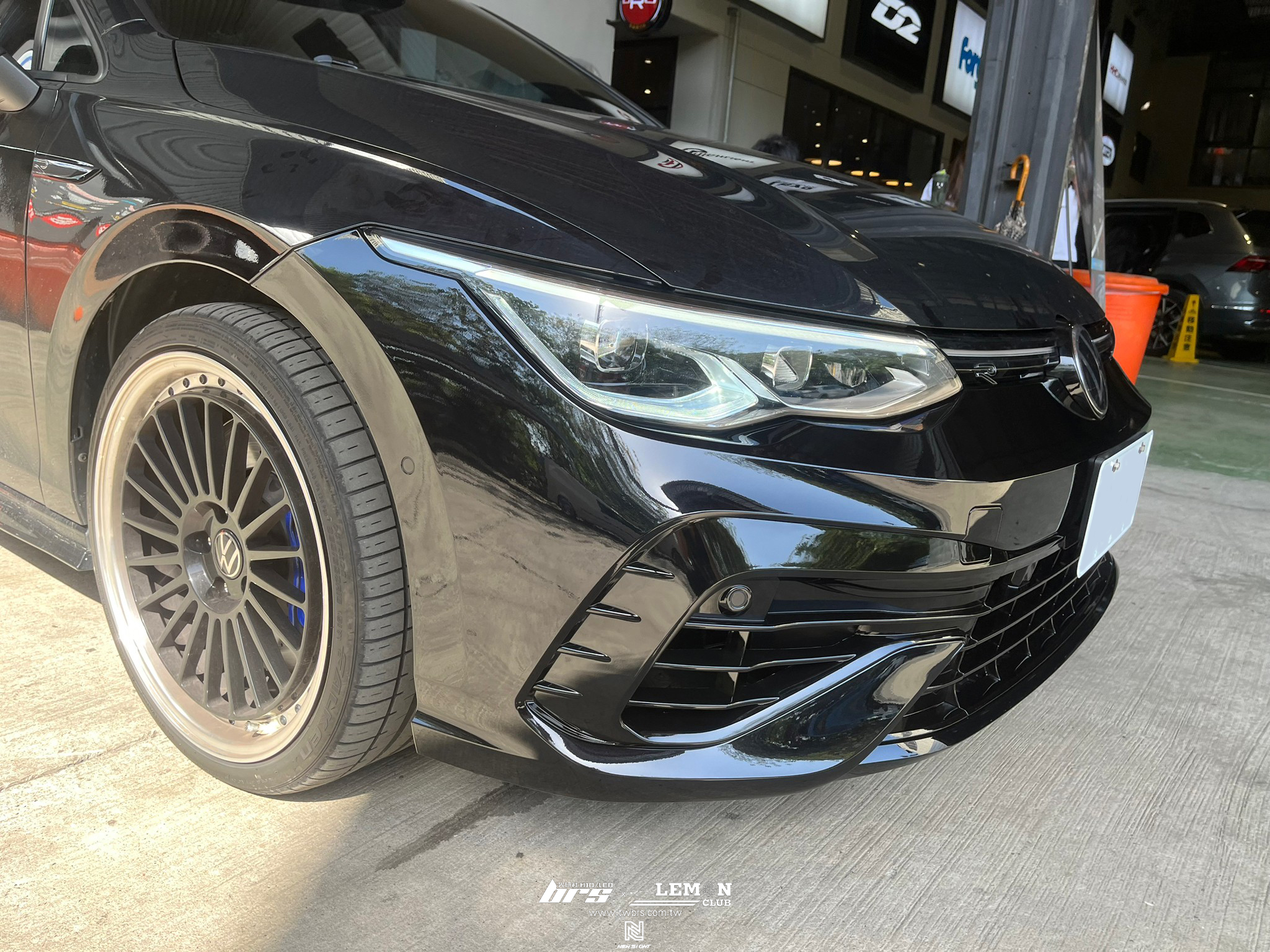 Volkswagen Golf 8 Variant 安裝 Golf 8 R前保桿