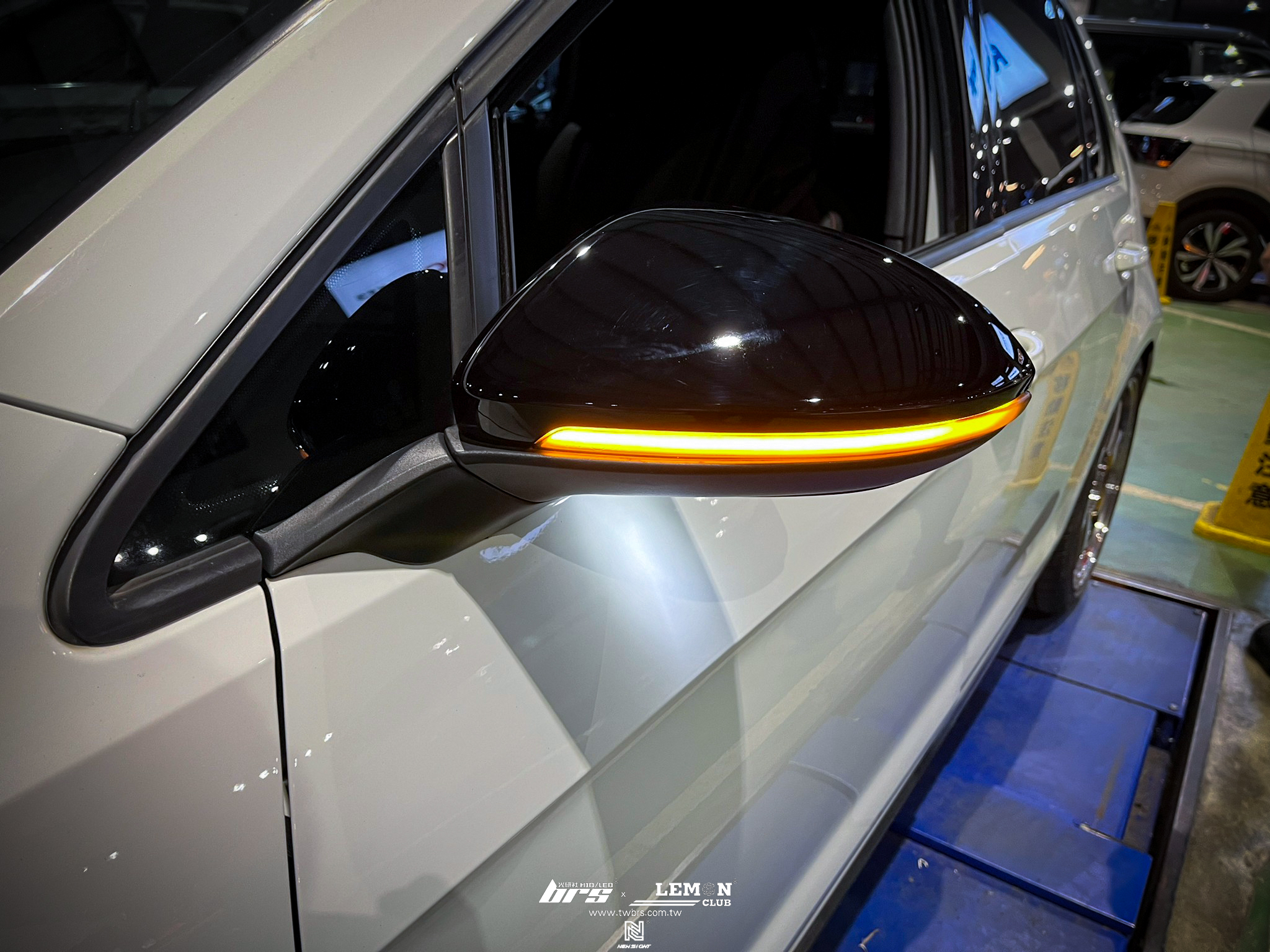 Volkswagen Golf 7 GTI 安裝 原廠鋼琴烤漆後視鏡蓋+後視鏡流水LED方向燈+副廠水箱罩