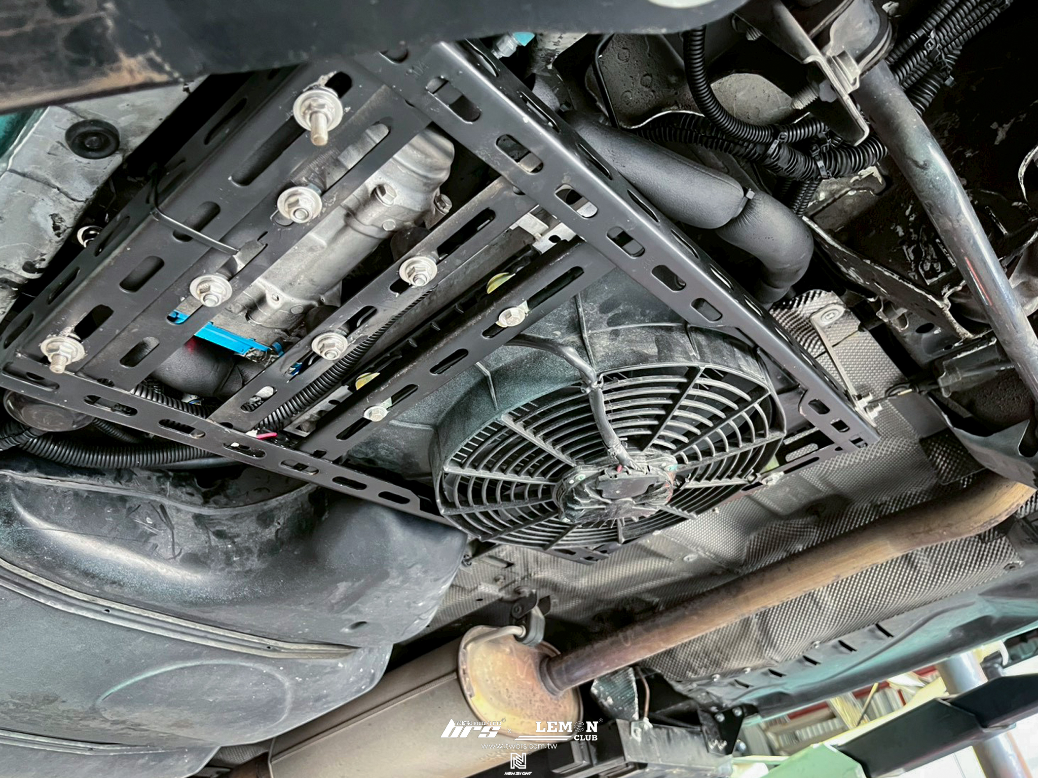 Volkswagen T5 安裝 原廠直接式胎壓系統搭配ORO金屬銀氣嘴+Cruize17吋越野風鋁圈+Feelair氣壓避震器+駐車冷氣