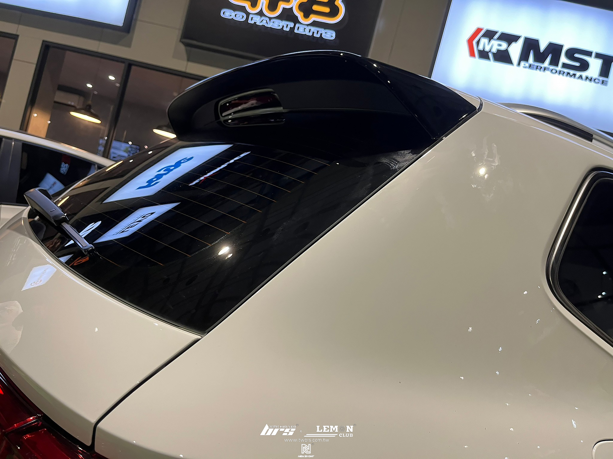 Volkswagen New Tiguan 安裝 原廠尾翼