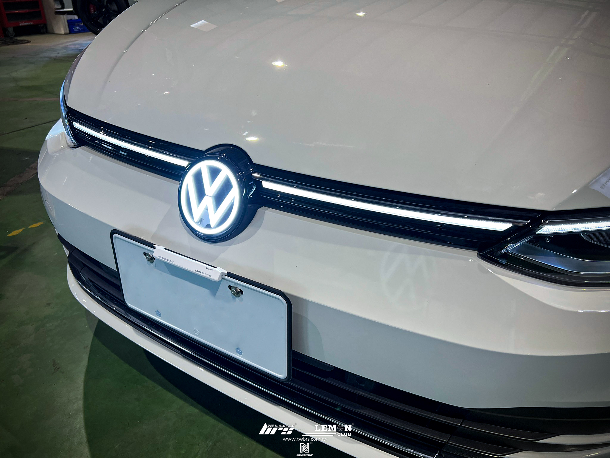 Volkswagen Golf 8 安裝 發光廠徽