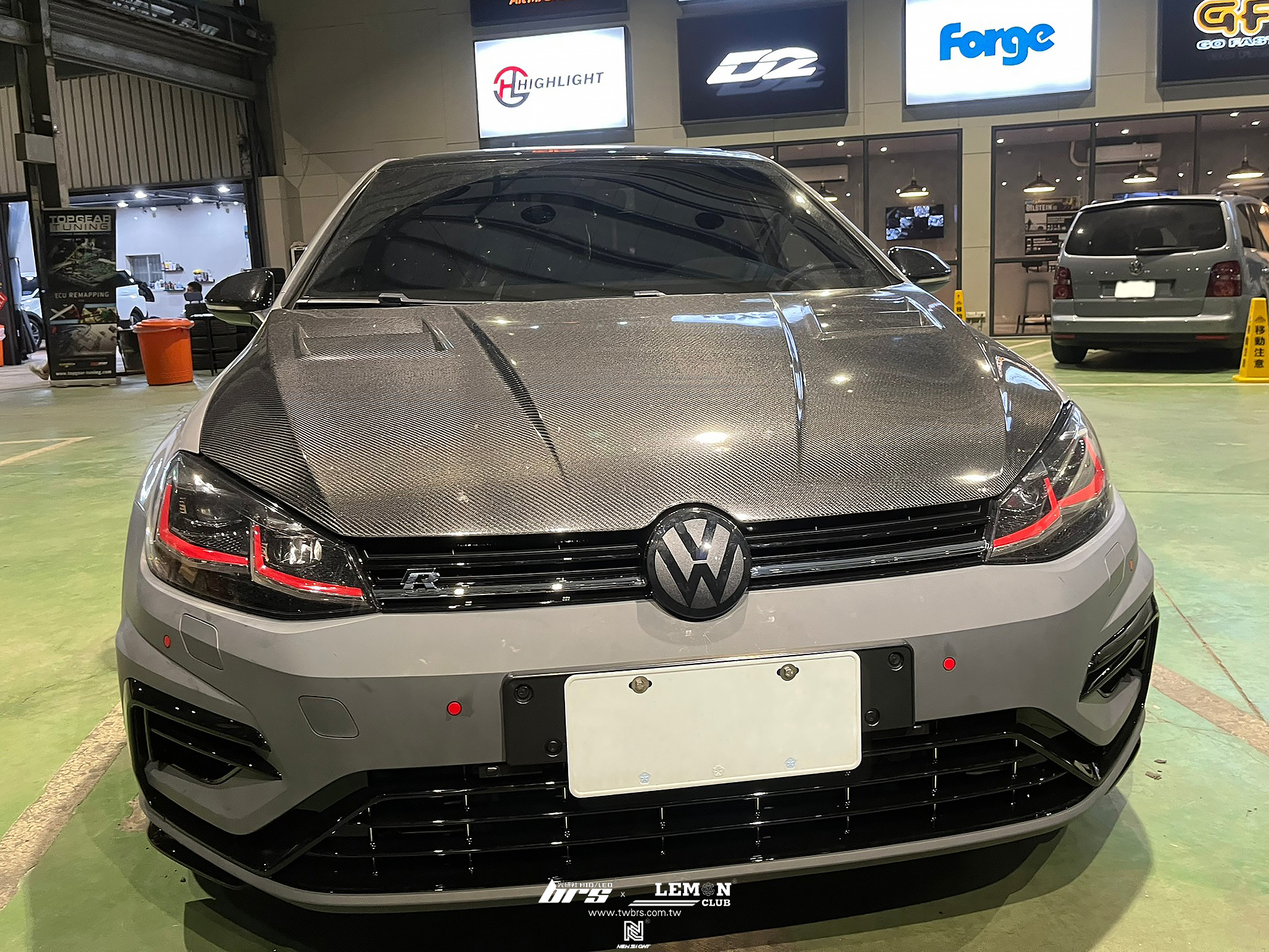 Volkswagen Golf 7.5 安裝 7.5R前保桿+7.5R水箱罩+7.5R水箱罩標+前黑標