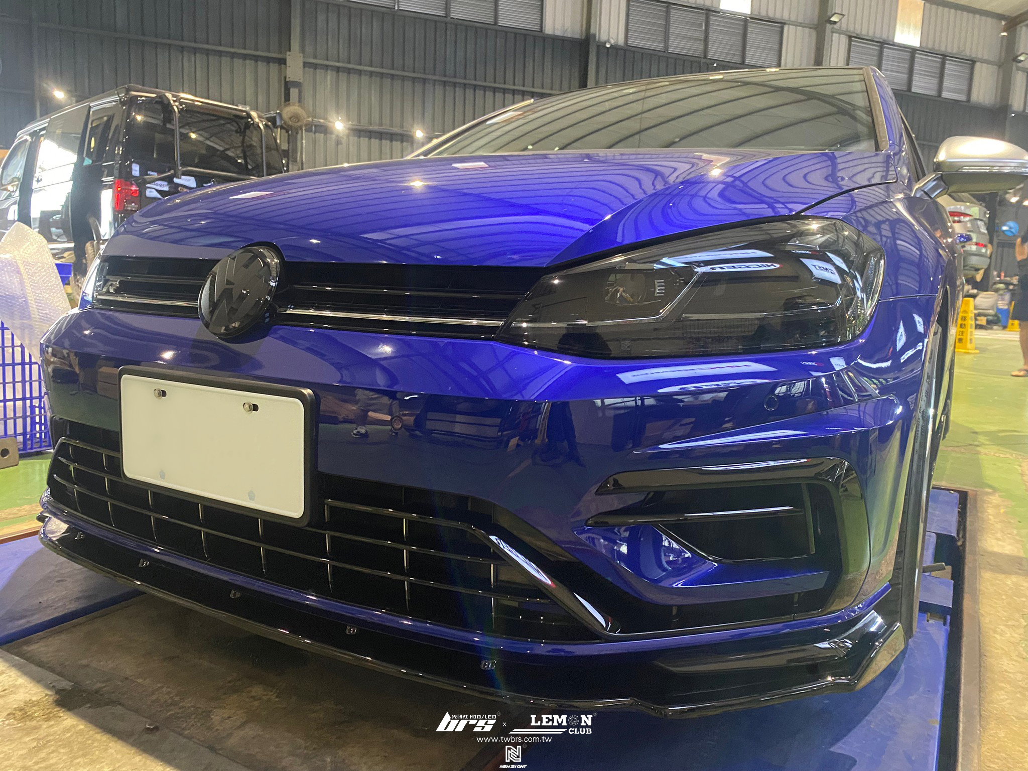 Volkswagen Golf 7.5 R 安裝 類MAX前下巴+類MAX側裙+VAG系列腳窩燈