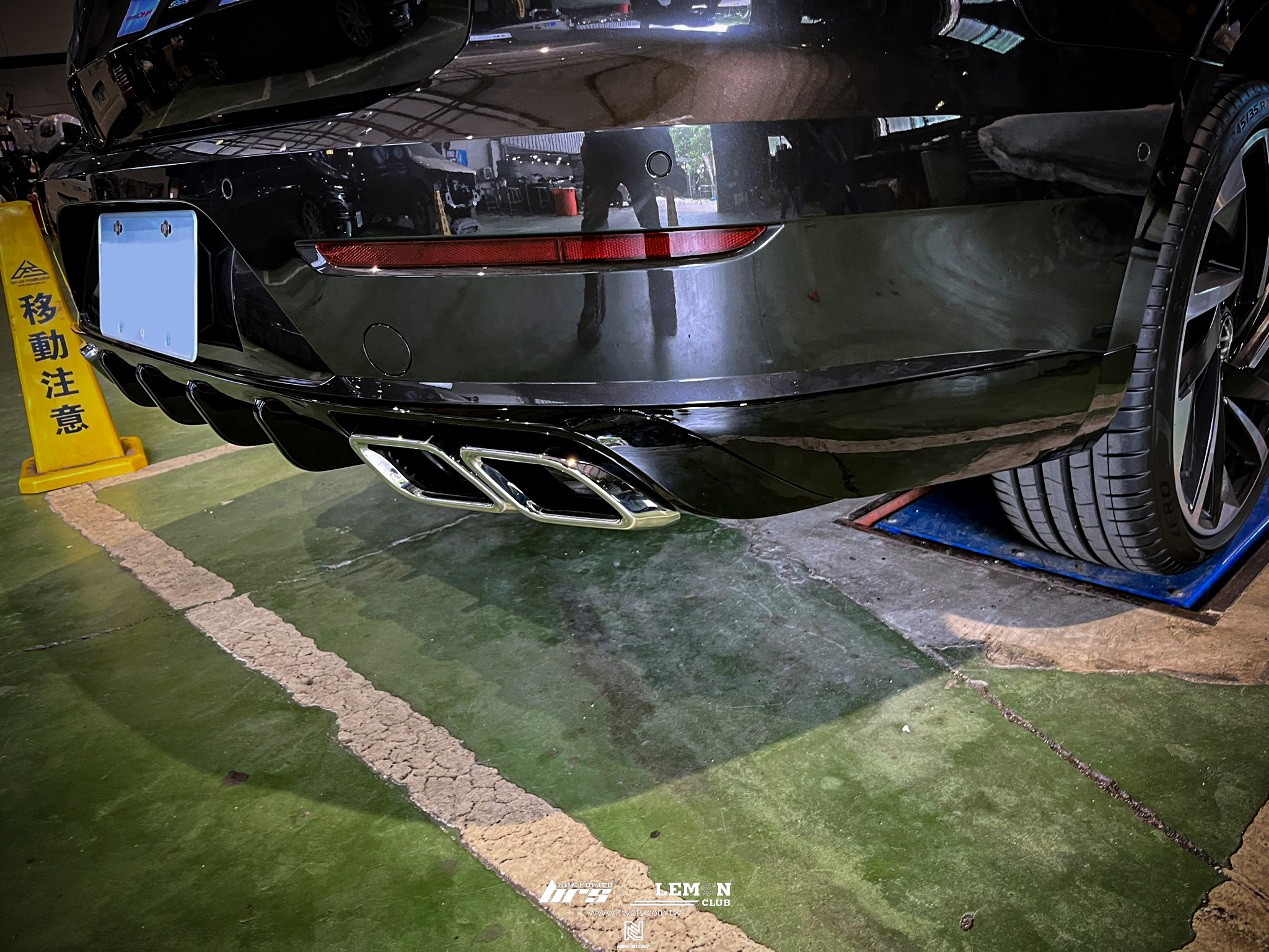 Volkswagen Arteon 安裝 後下擾流含四出尾飾管