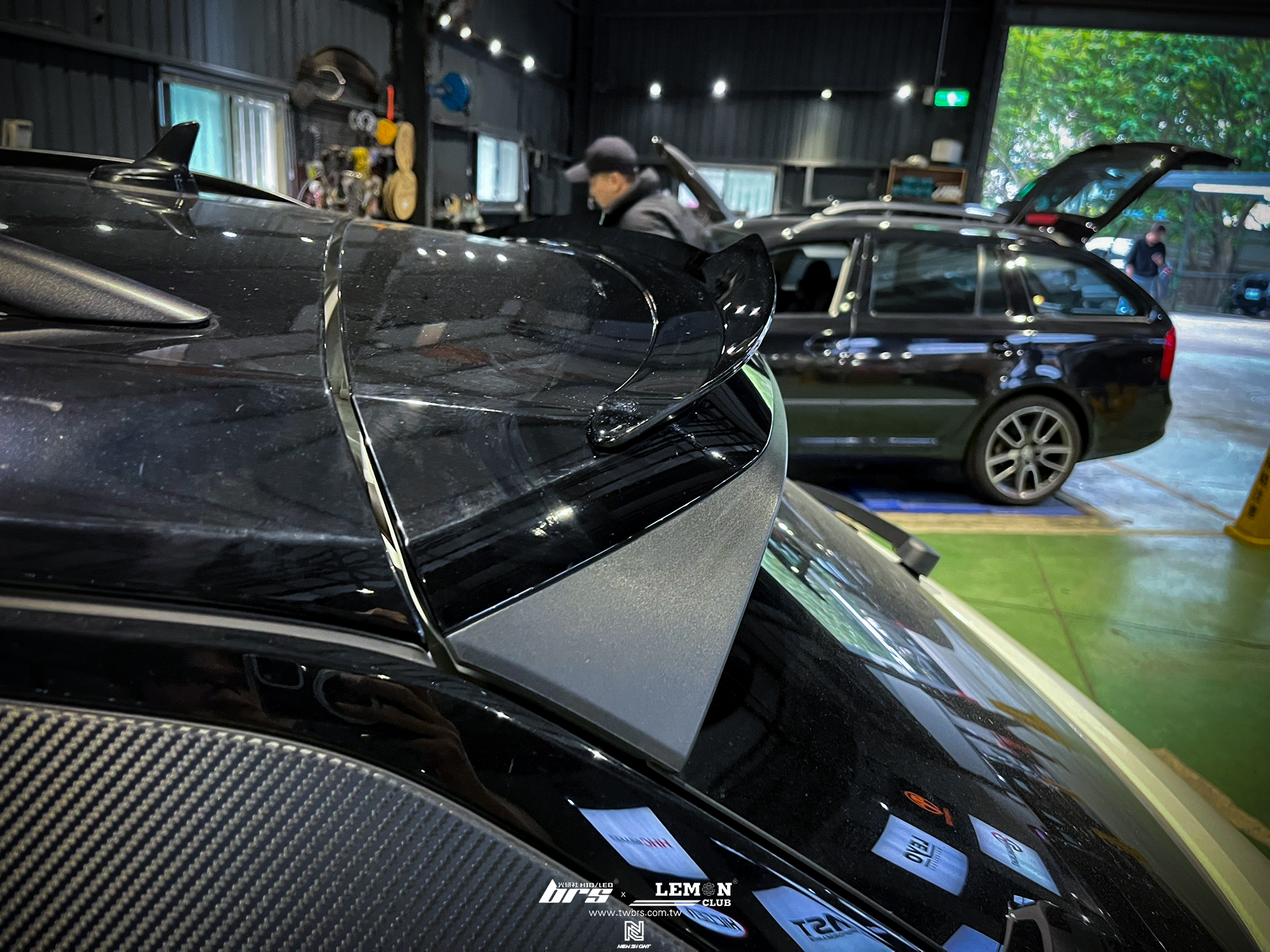 Volkswagen T-ROC R 安裝 類MAX前下巴+類MAX側裙+類MAX尾翼+類MAX後下擾流+後包角+發光廠徽