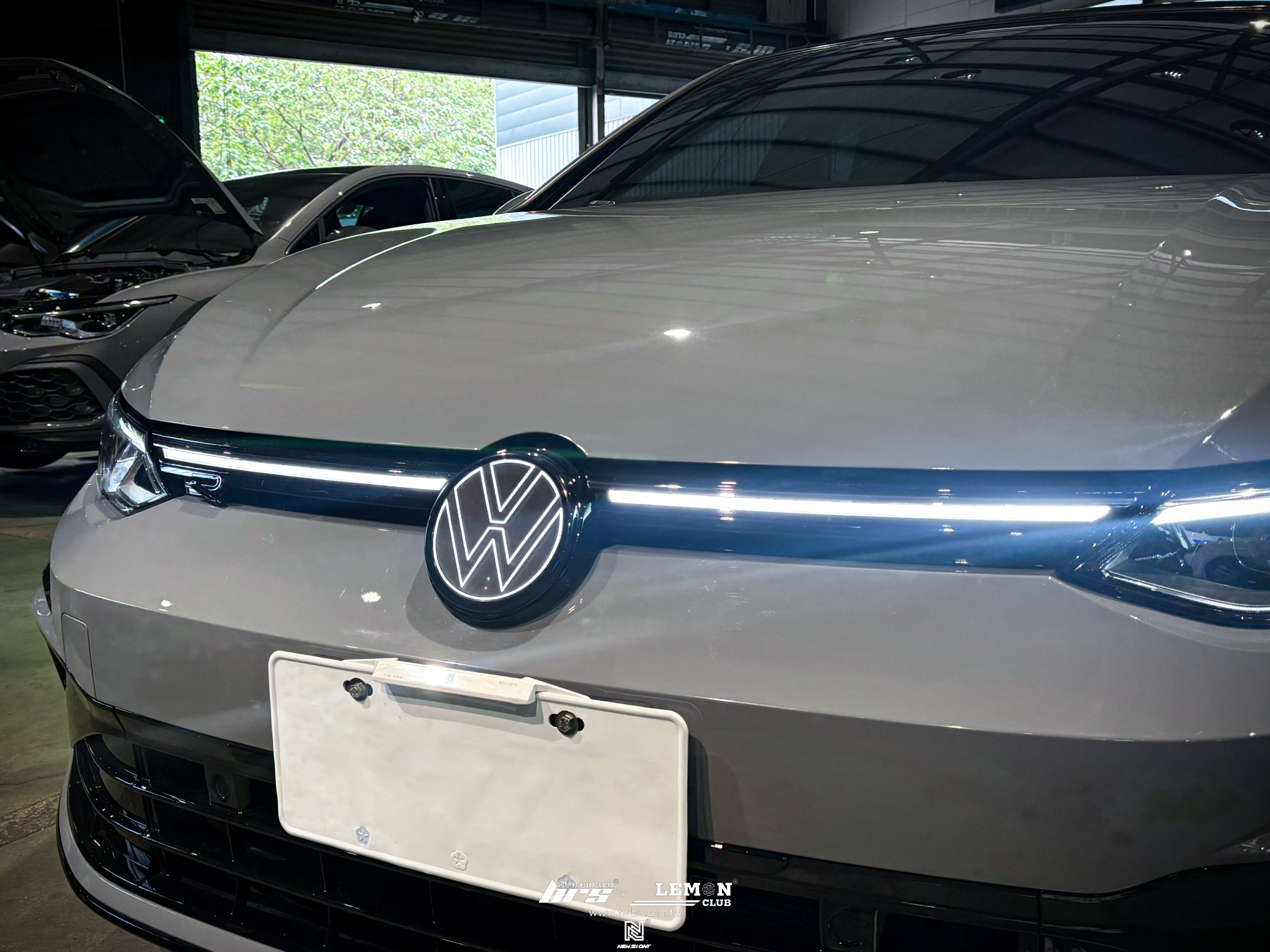 Volkswagen Golf 8 安裝 發光廠徽
