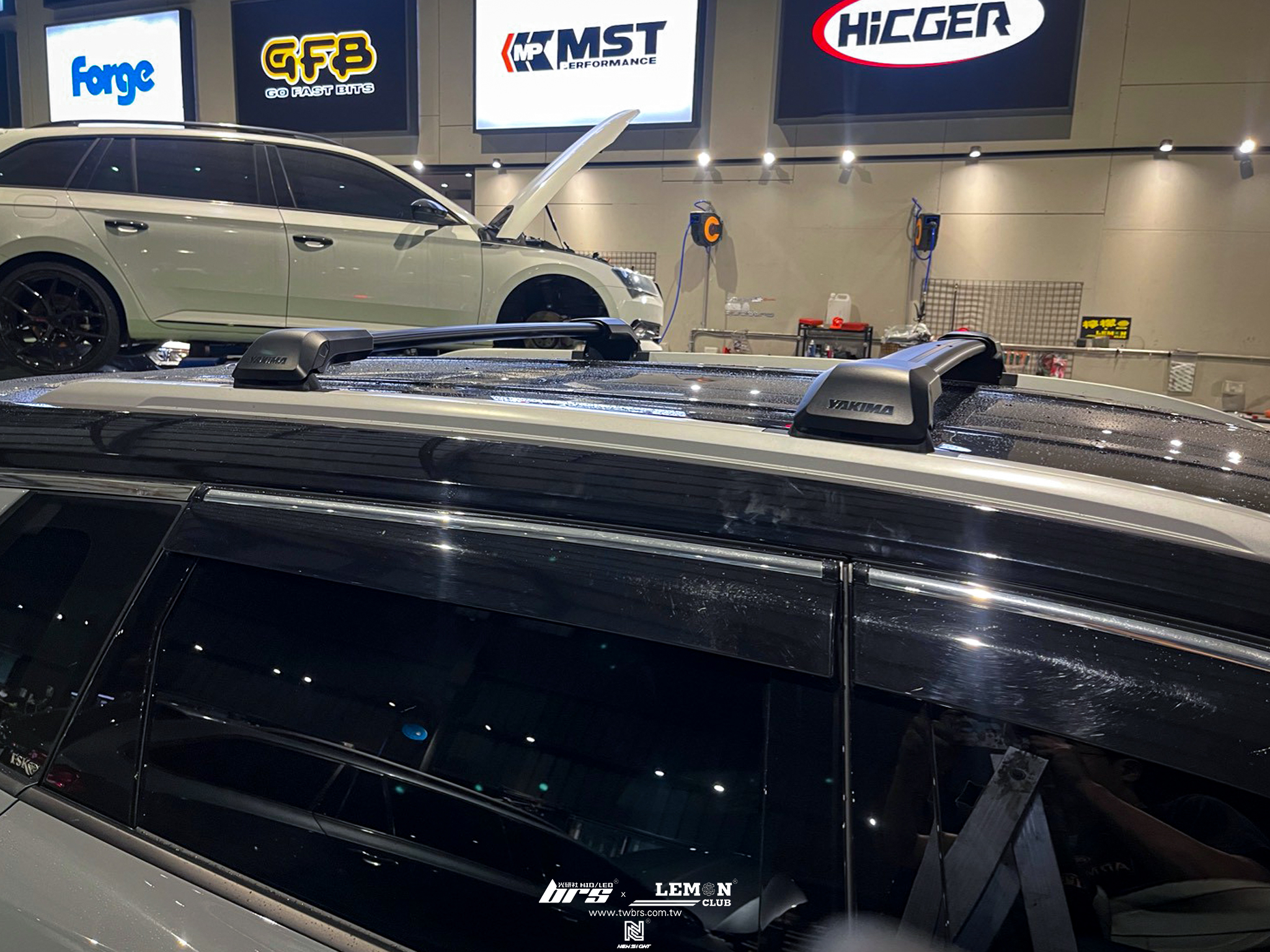 Nissan X-Trail 安裝 YAKIMA 包覆式橫桿+YAKIMA 腳座套件+YAKIMA 防盜鎖