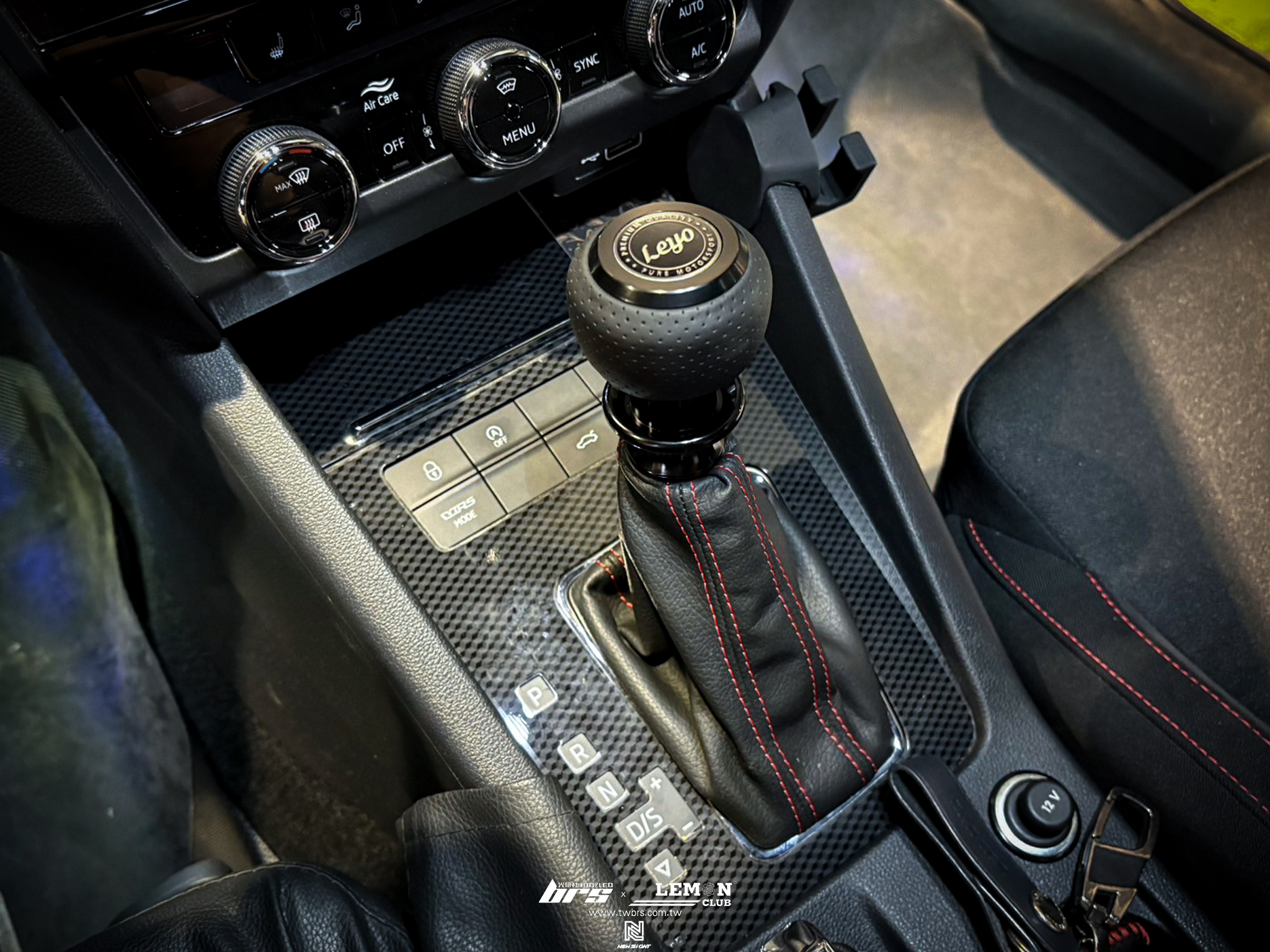 Skoda Octavia 安裝 Leyo皮革排檔頭