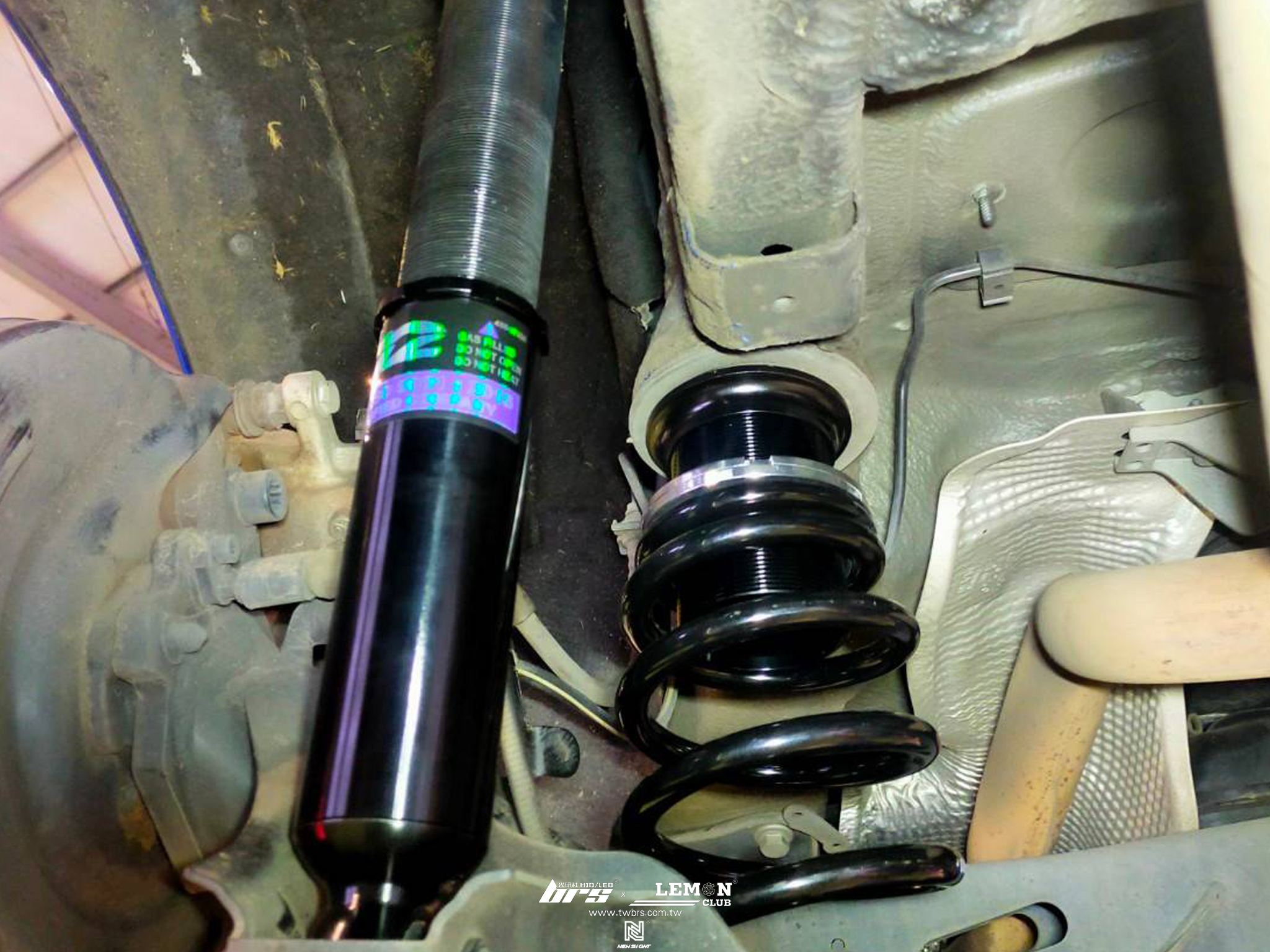 Skoda Octavia 安裝 D2道路版高低軟硬桶身可調避震器+後座USB充電座+後保桿+HUNTER 3D電腦四輪定位