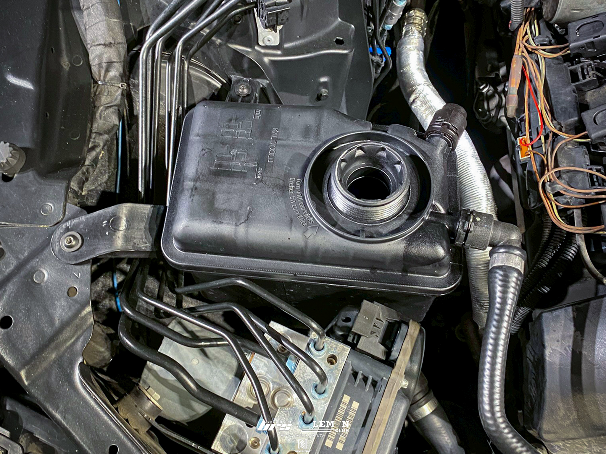 BMW E50 523i 保養 副水桶更換+原廠水箱精更換