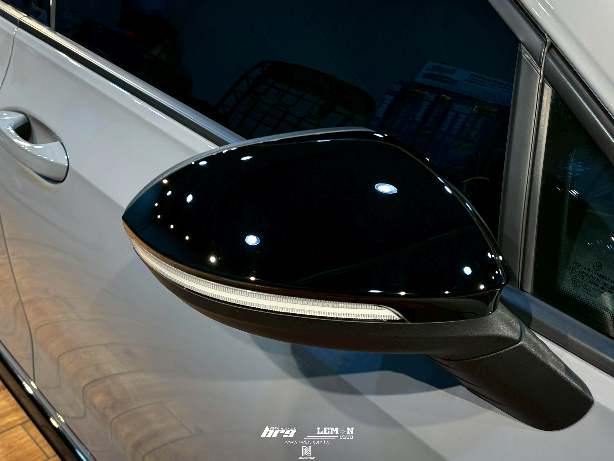 Volkswagen Golf 8 安裝 亮黑後視鏡蓋