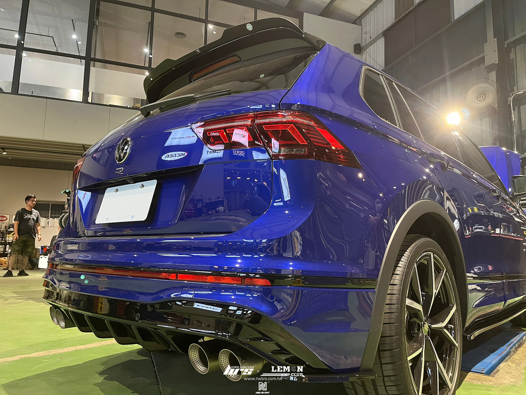 Volkswagen New Tiguan R 安裝 類MAX前下巴+類MAX側裙+側裙卡扣+類MAX後下包角+MAXTON後下擾流+MAXTON尾翼+MAXTON貼紙+後座腳窩燈+MST進氣系統