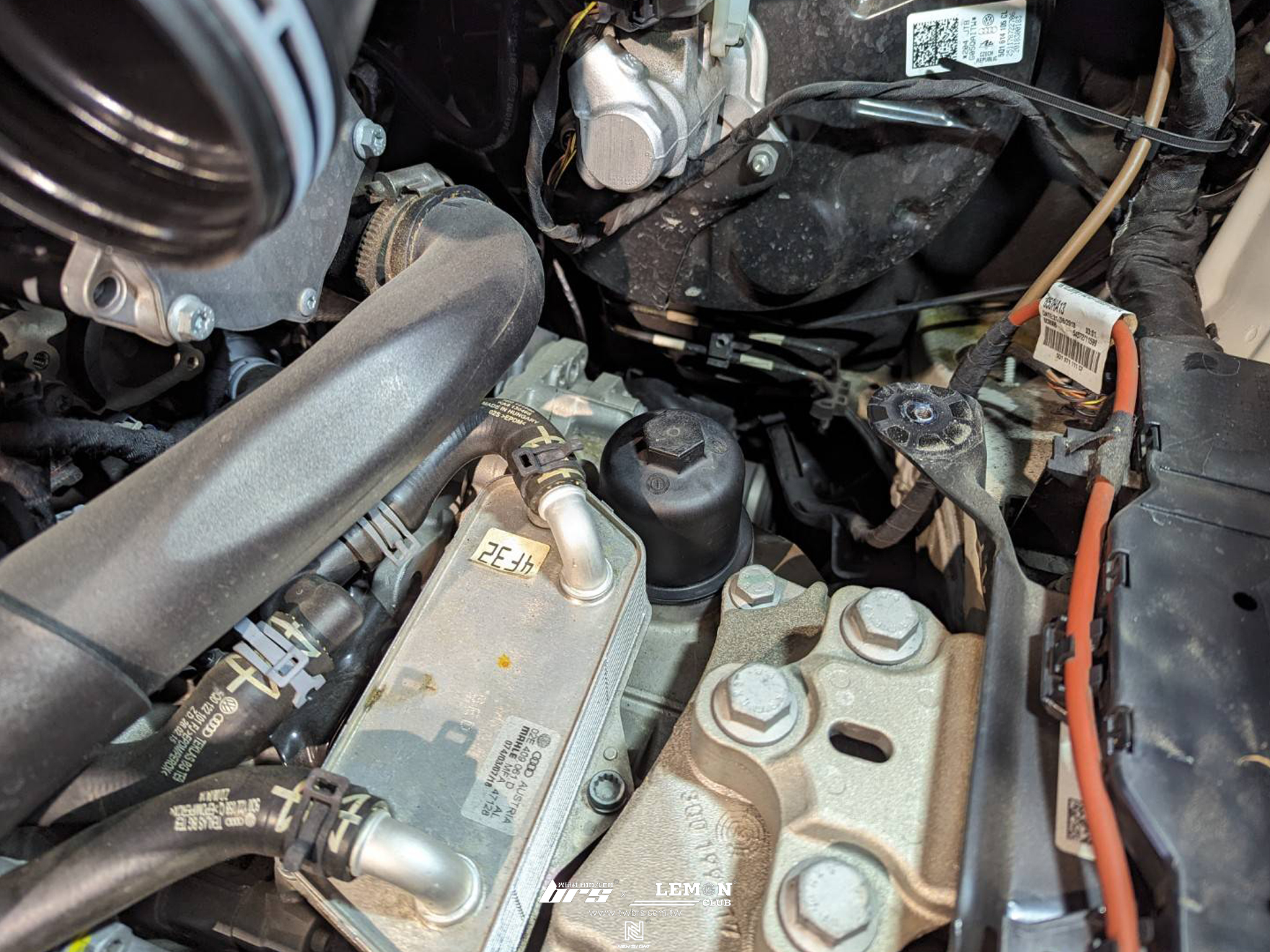 Skoda Superb 保養(法國FUCHS機油5W30+原廠機油芯+原廠洩油螺絲+原廠洩油螺絲墊片+原廠變速箱油+原廠變速箱濾芯墊圈+原廠G12水箱精+原廠火星塞+DOT4號剎車油)