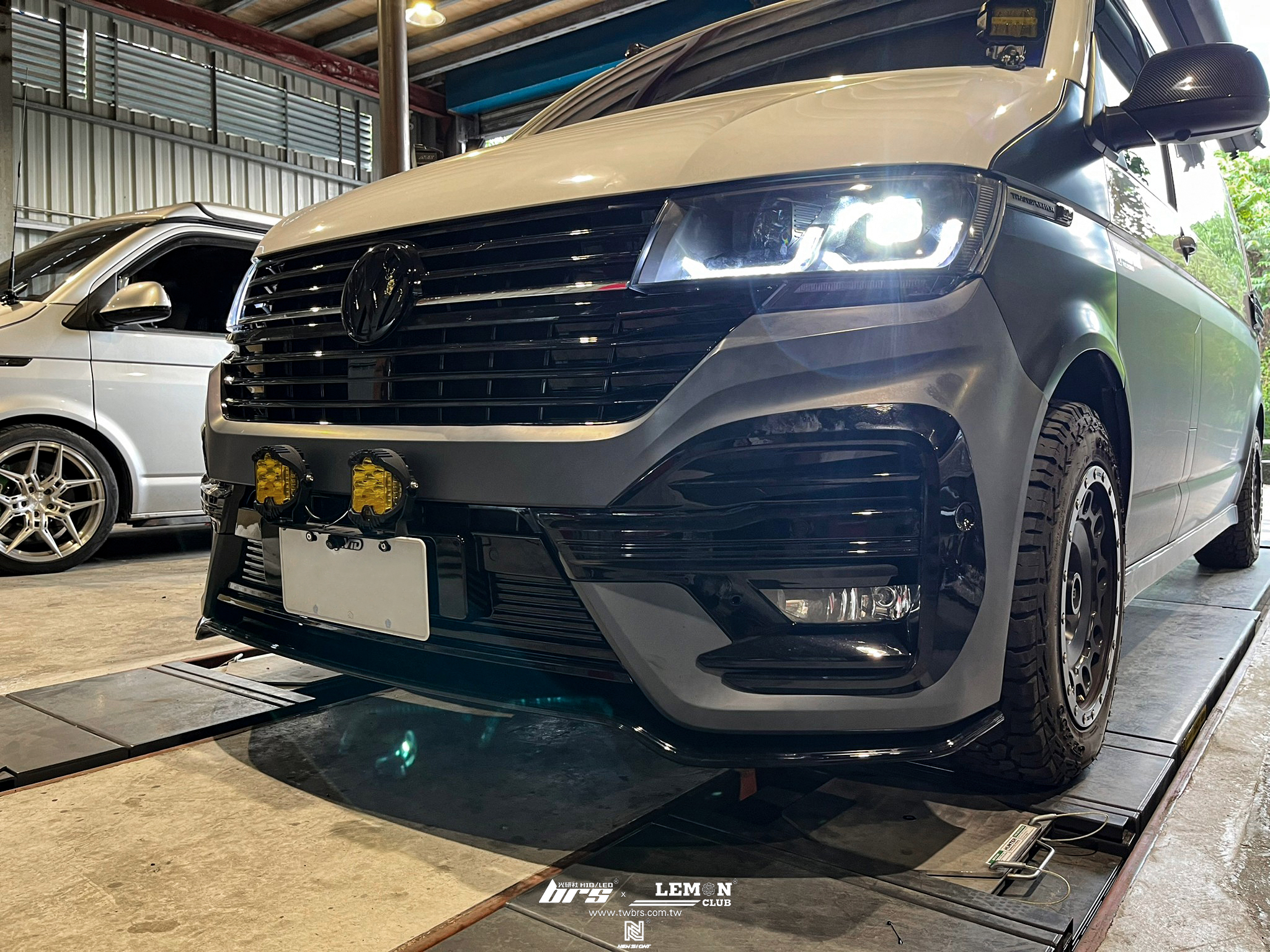 Volkswagen T6 安裝 T6.1 LV-R 前保桿+前下巴