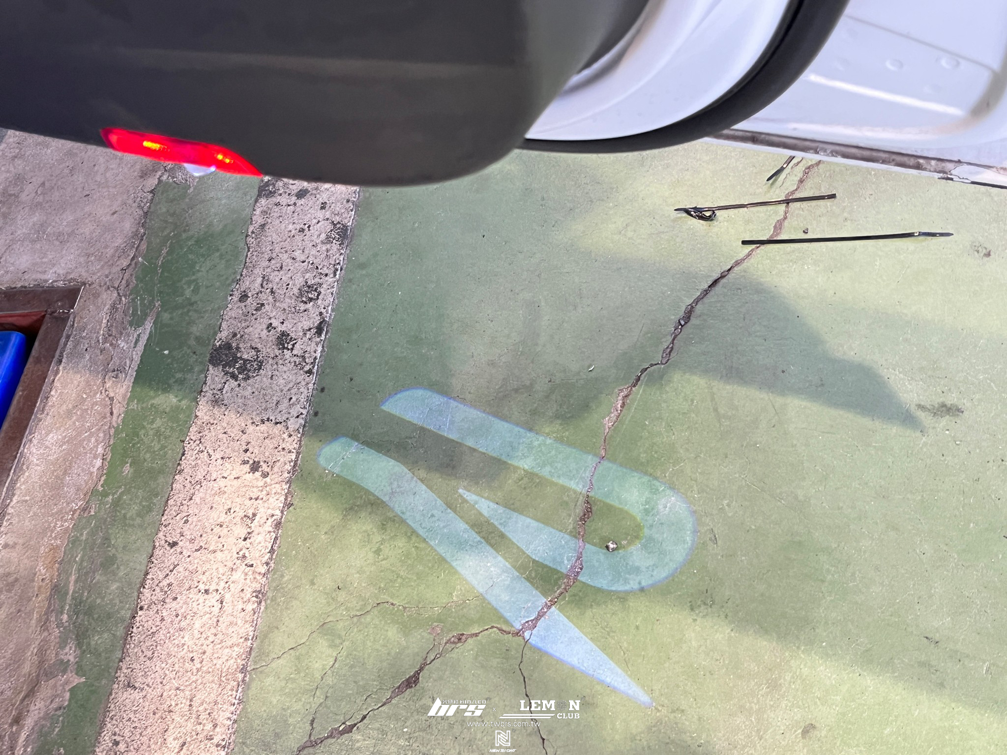 Volkswagen Touran 安裝 腳窩燈+投射式門邊燈(新R標)+原廠空氣清淨器+VAG專用Carplay轉安卓介面盒