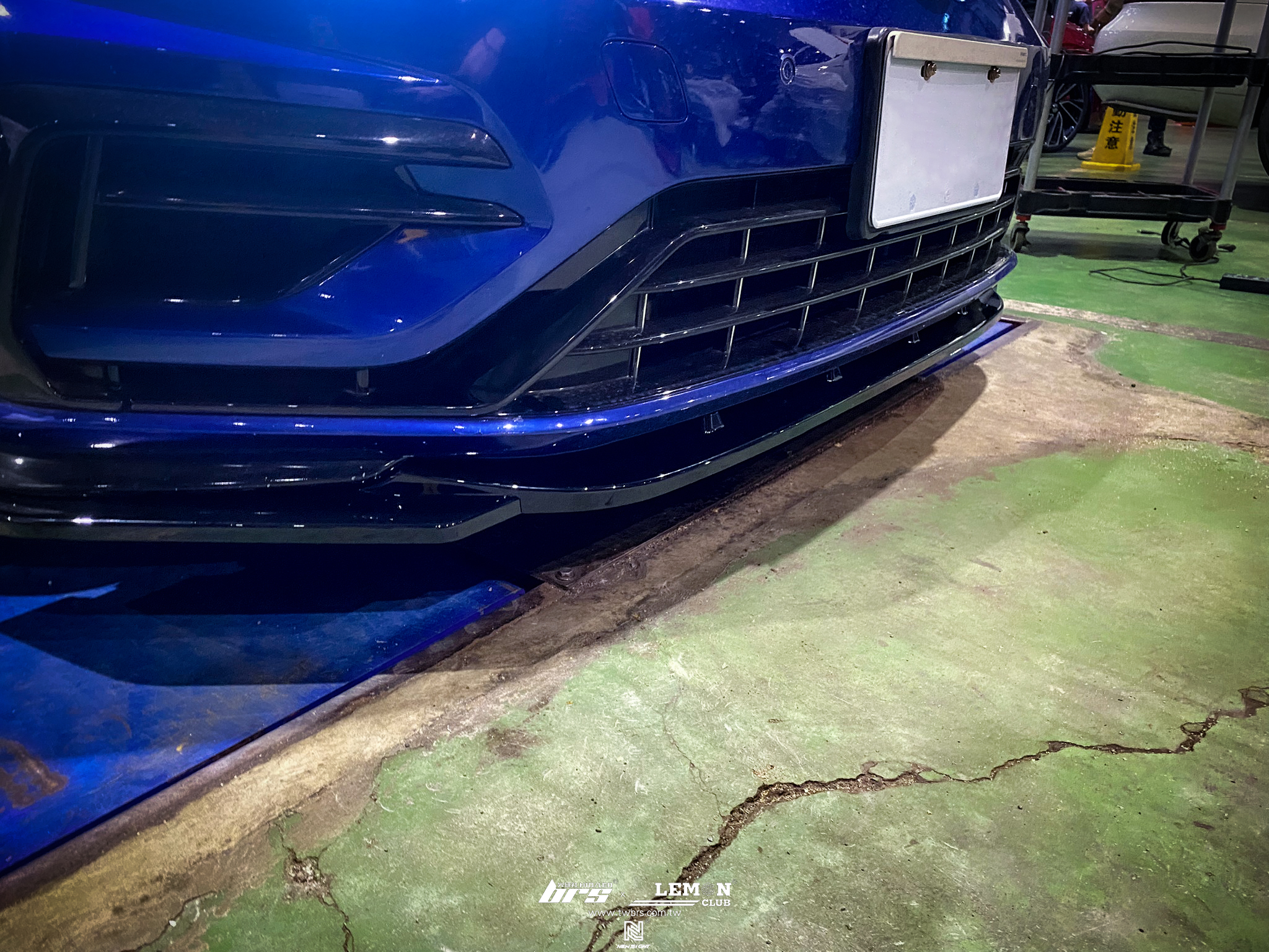 Volkswagen Golf 7.5 R 安裝 三件式前下巴