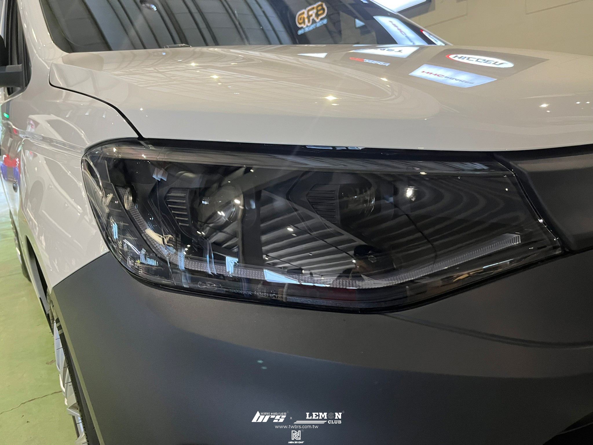 Volkswagen Caddy C5 安裝 黑底款魚眼大燈總成+大燈HIGHLIGHT SS款(高階款) 6500K LED