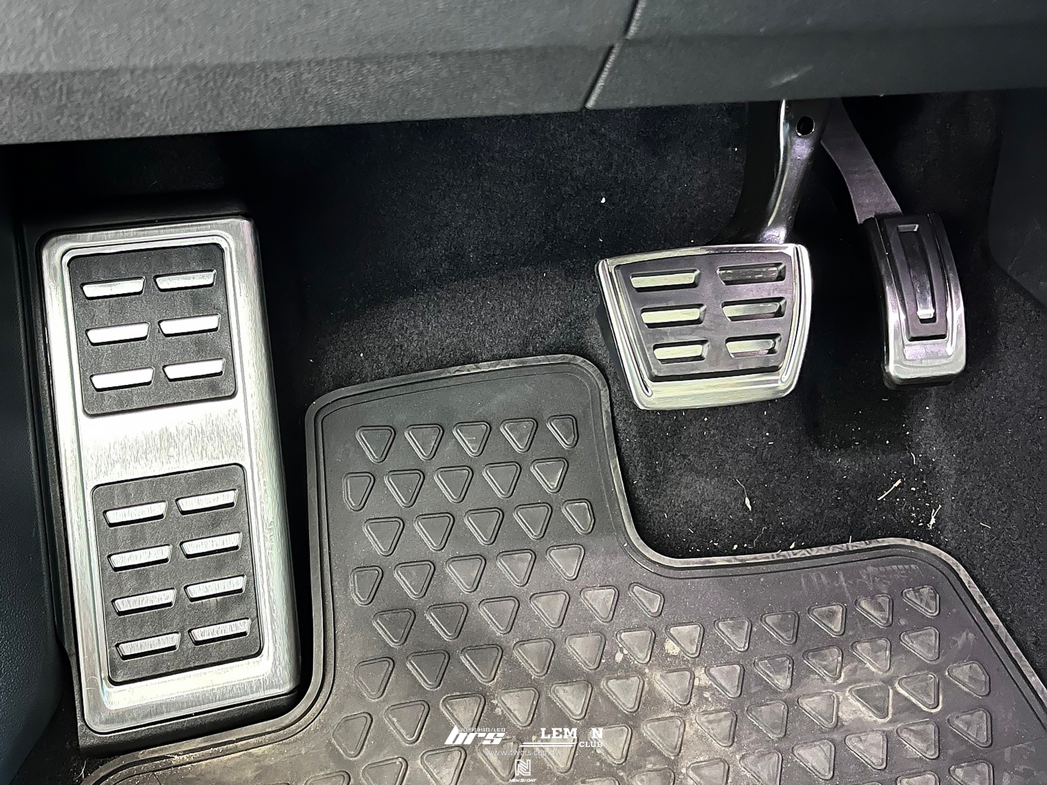 Volkswagen New Tiguan 安裝 原廠直接式胎壓(二代胎壓)+ORO金屬氣嘴(黑色)+LUFI 全液晶OBD多功能儀表+MQB鋁合金踏板(三件式)