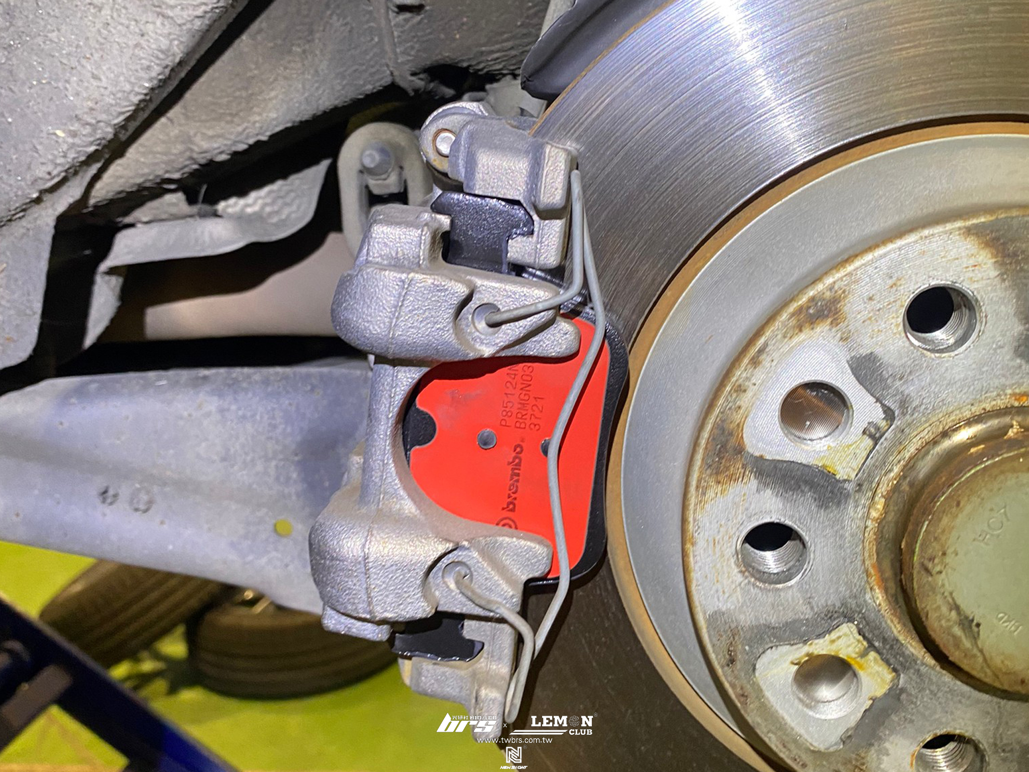 Skoda Superb 安裝 VARTA 70AH 電瓶+前後Brembo來令片(紅皮)