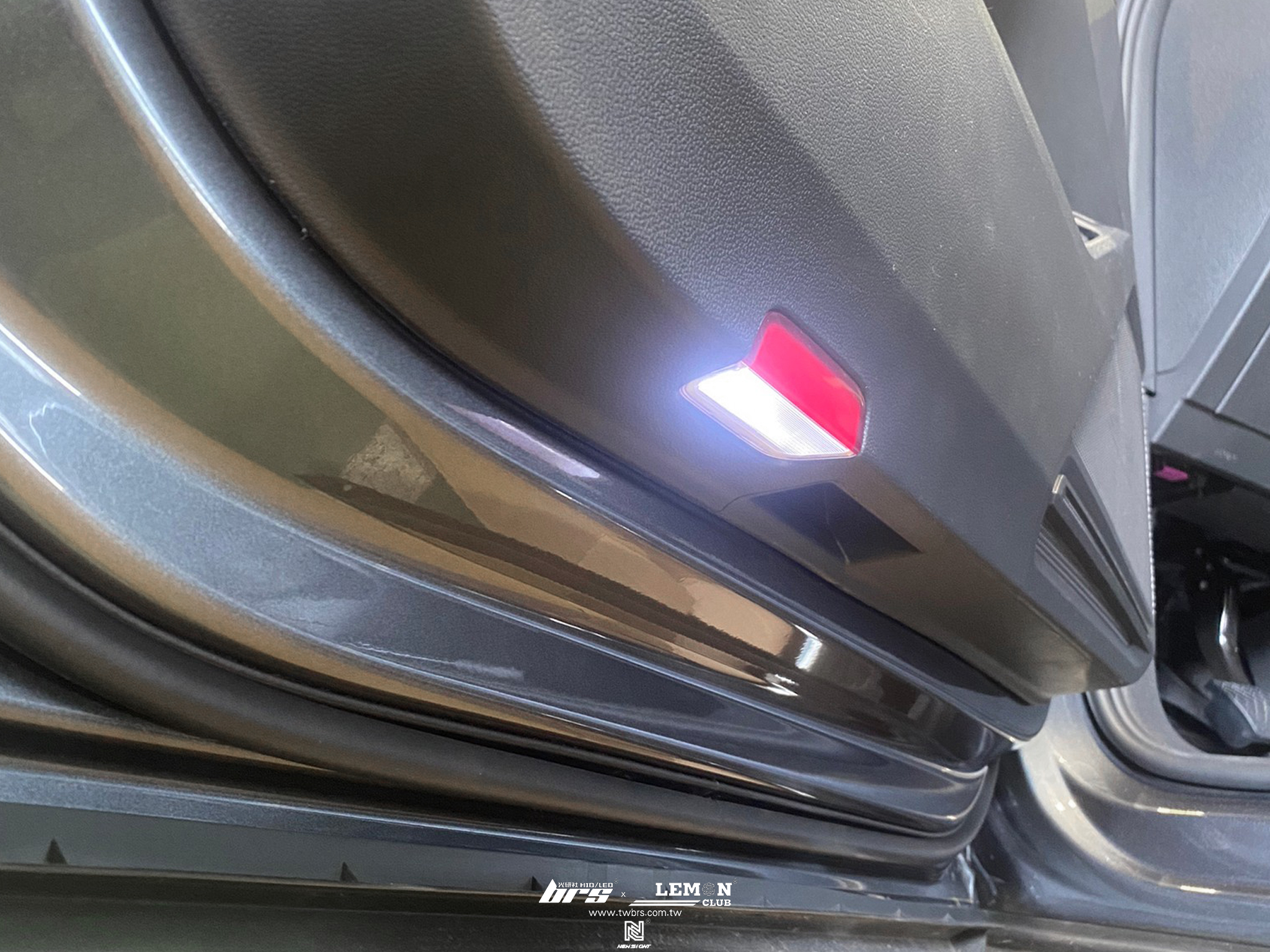 Volkswagen New Tiguan 安裝 前門門邊燈+後座腳窩燈