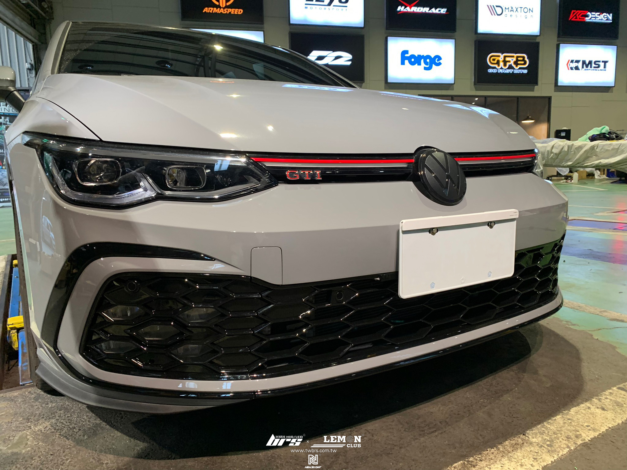 Volkswagen Golf 8 GTI安裝 夜色套件