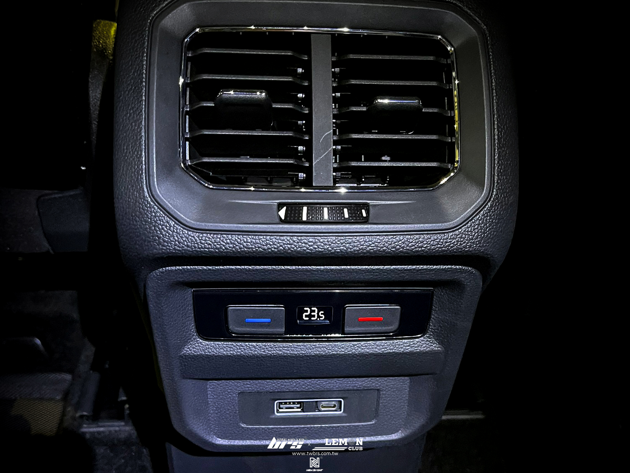 Volkswagen New Tiguan 安裝 原廠後座USB充電座