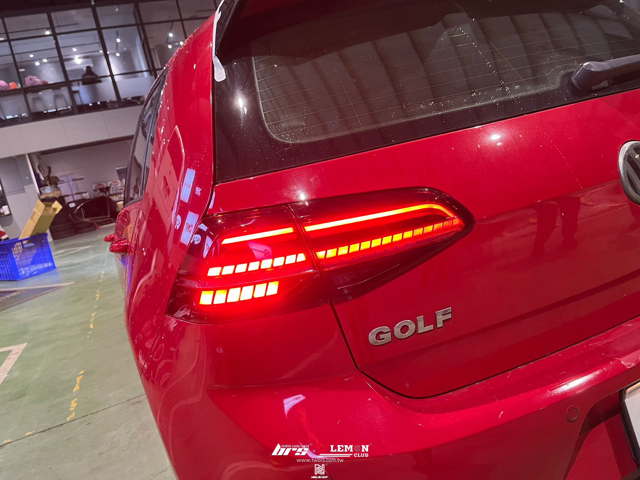 Volkswagen Golf 7 安裝 後視鏡流水側燈+碳纖維後視鏡蓋+7改7.5紅線魚眼大燈總成+7改7.5副廠尾燈+類O尾翼+D2H 6500K 高階款LED